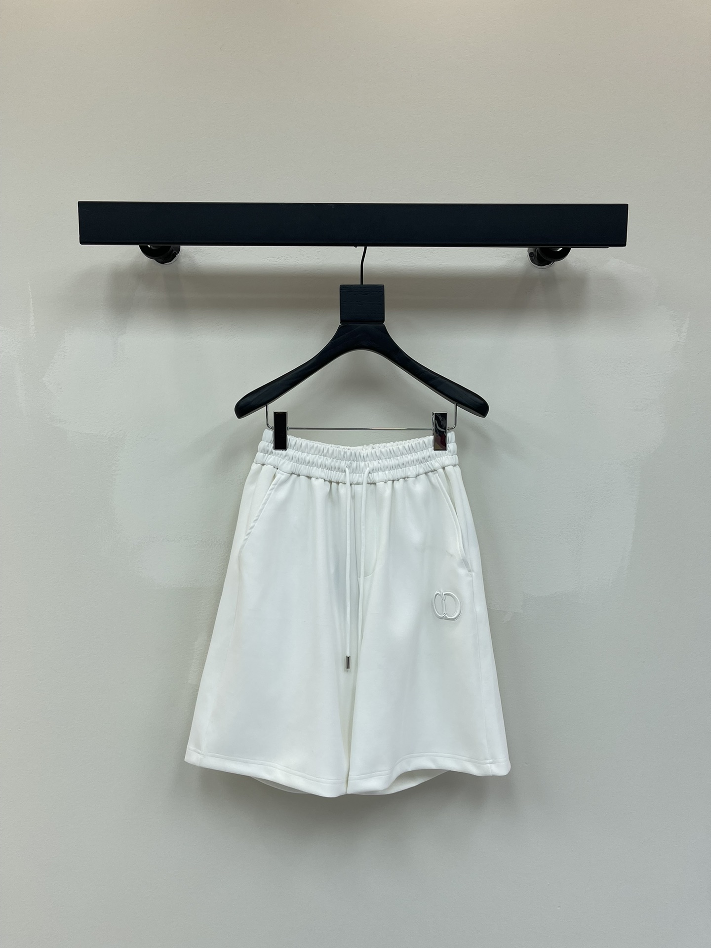 NO:419557,Dio*25 new front simple CD letter shorts, embroidered logo pattern, open bag shorts. The unique letter logo embroidery design highlights the texture!  Pure cotton fabric, which is very refreshing and comfortable to wear during daily wear, and you will find that it looks really good on the upper body. The overall look is minimalist and neat, and it is super versatile everyday!  Just match a T-shirt to make your outfit crazy, fashionable items that will never go wrong!  White/Black S-XL,,dior,shorts,tees,t-shirt,alexander wang19860909Dio*25新款前幅简约CD字母短裤 刺绣logo图案后开袋短裤.独具的字母logo刺绣设计,更加凸显质感！纯棉质面料,日常穿着非常清爽穿感舒适,宽松版型,上身你就会发现真的好好看,整体极简利落,超级日常百搭！随随便便搭配一件t恤就能为你的穿搭疯狂,绝不会出错的时髦单品！白色/黑色 S-XL,,dior,shorts,tees，t-shirt,alexander wang,Women's clothing