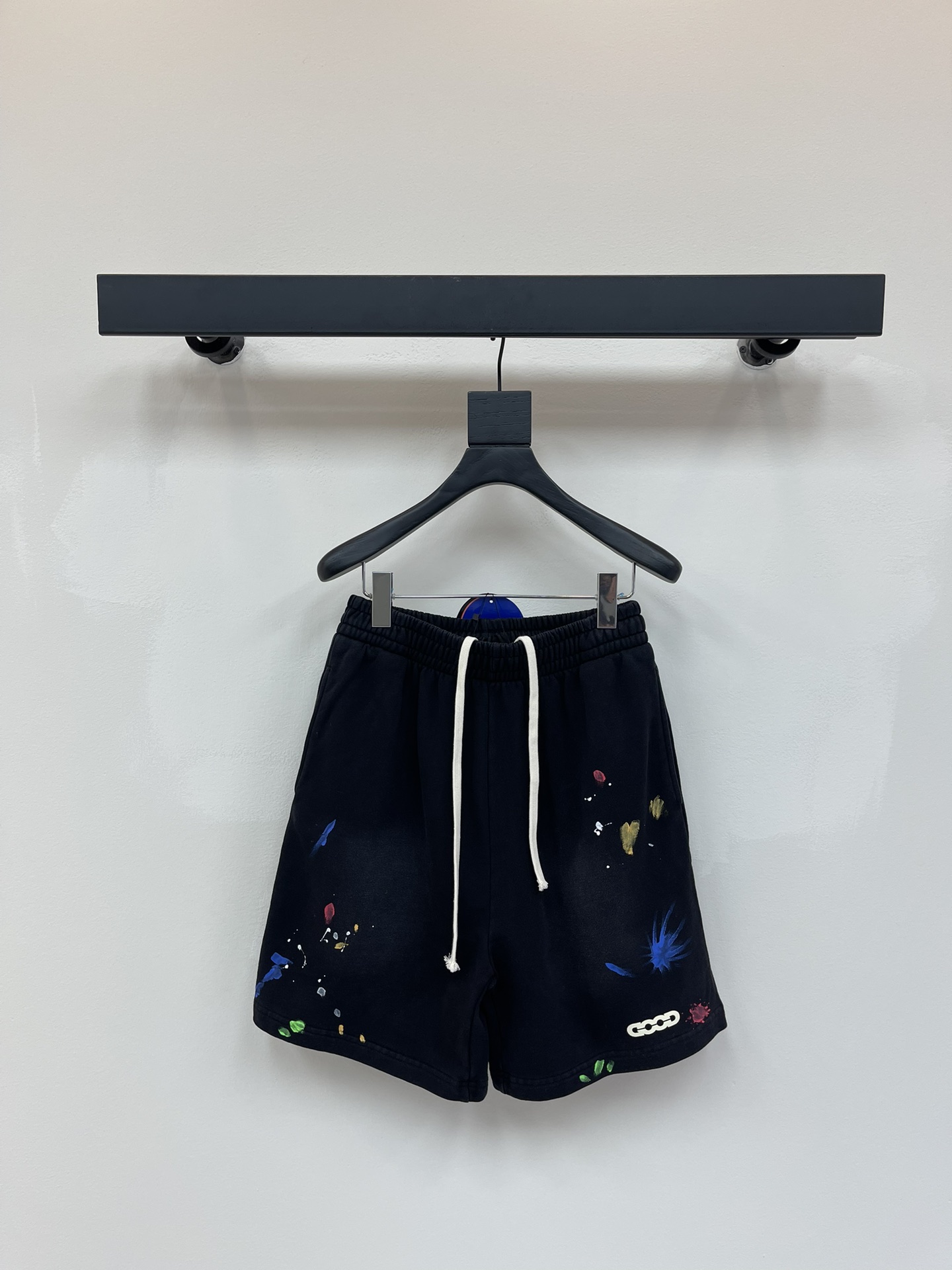 NO:419502,GOODBRAN*25 new old ink shorts. Since its establishment, the brand has taken the attitude of learning and thinking at every step as the starting point. Adhering to the concept of 'fashion is a work of art', it has designed many excellent trendy products. This shorts use high-quality 380 grams of terry fabric, washed and used, plus hand-splashed ink, and the colors of the stars meet, sometimes rubbed, sometimes painted, sometimes casual, sometimes regular, making ordinary shorts more interesting. It will be very exciting to match with any top!  Color made of old black Size XS-L, shorts, alexander wang19860909GOODBRAN*25新款做旧泼墨短裤 品牌自成立之初就以每一步都要有学习和思考的态度作为出发点,秉承着“时装就是艺术品”的观念,设计出许多优秀的潮流产品.这款短裤采用高品质 380 克 毛圈面料,水洗做旧,加上一件一件手工泼墨,星星点点的颜色交汇,时而擦,时而涂,时 时而随意,时而规律,让普通的短裤变得更有趣了,搭配任何上衣都会很出彩！ 颜色做旧黑 尺码XS-L,,shorts,alexander wang,Women's clothing