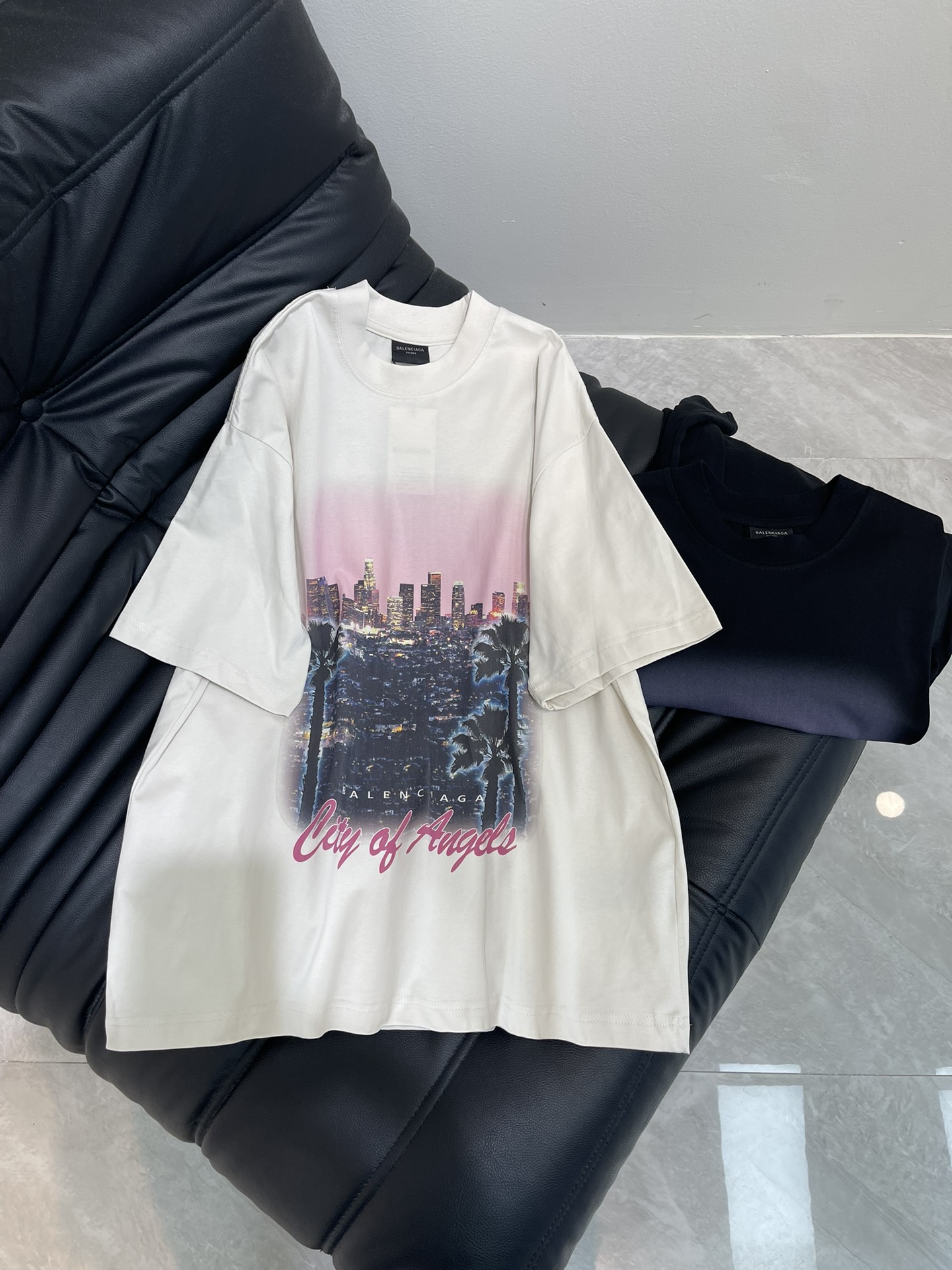 NO:419482,BALENCI*GA25 latest model, with a Los Angeles night view direct spray printed laundry washing water short-sleeved T-shirt. The fabric is made of Paris ZP fixed-woven and dyed cotton double yarn. The weight is 260 grams, the cloth is clean, the cloth is clear, soft and comfortable. The thread is fixed dyed without color difference. The printing is direct sprayed by computer. The laundry washing water is used for aging. The layout is OS loose shoulder-shoulder style. The same style for men and women, the color is washed black, apricot. Size XS-L,,balenciaga, T-shirt,tees,t-shirt,alexander wang19860909BALENCI*GA25最新款 正面以洛杉矶夜景直喷印花成衣洗水短袖T恤.面料采用巴黎ZP定织定染全棉双纱.克重260克,布面干净.布纹清晰,柔软舒适.螺纹釆用定染无色差.印花采用电脑直喷.成衣洗水做旧.版型釆用OS宽松落肩版型.男女同款 颜色洗水黑,杏色 尺码XS-L,,balenciaga,T-shirt,tees，t-shirt,alexander wang,Women's clothing