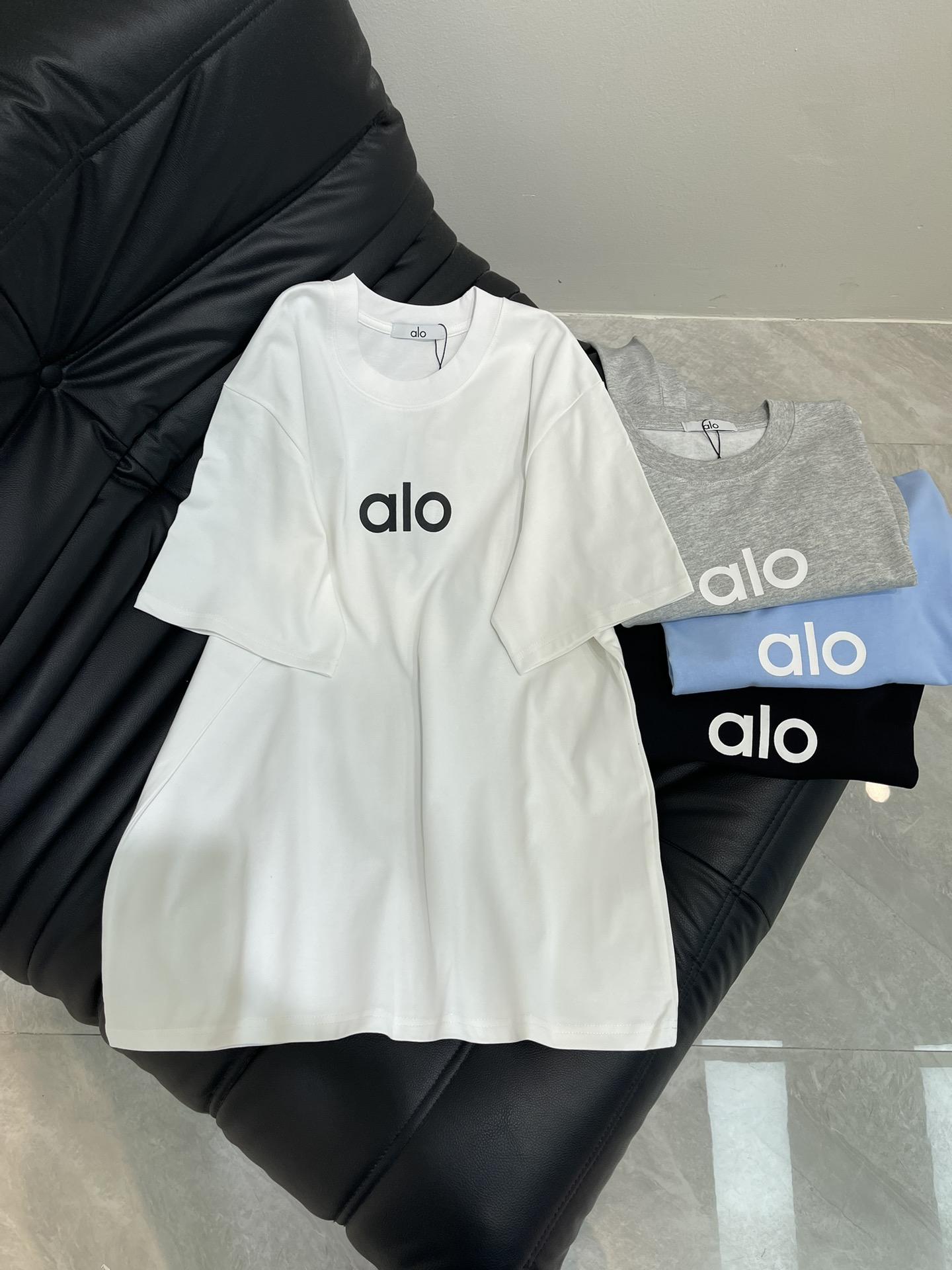 NO:419472,ALO*25 new printed logo short-sleeved T-shirt. All cotton fabric, comfortable to touch, skin-friendly and breathable!  The front-breast printed brand logo is the element, simple and fashionable. The American trendy brand ALO is a niche brand that is very popular among young men and women this year. The brand style is mainly simple and casual, which meets the dual needs of modern urban people for physical and mental healing and trendy attitudes!  The same style for men and women!  XS-L, T-shirt,tees,t-shirt,alexander wang19860909ALO*25新款印花标识短袖T恤.全棉面料,手感舒适.亲肤透气！前胸印花品牌logo为元素,简约时尚.美国潮牌ALO是今年非常受年轻男女追捧的一个小众品牌,品牌风格以简约休闲为主满足了现代都市人对身心疗愈与潮流态度的双重需求！男女同款！XS-L,,T-shirt,tees，t-shirt,alexander wang,Women's clothing