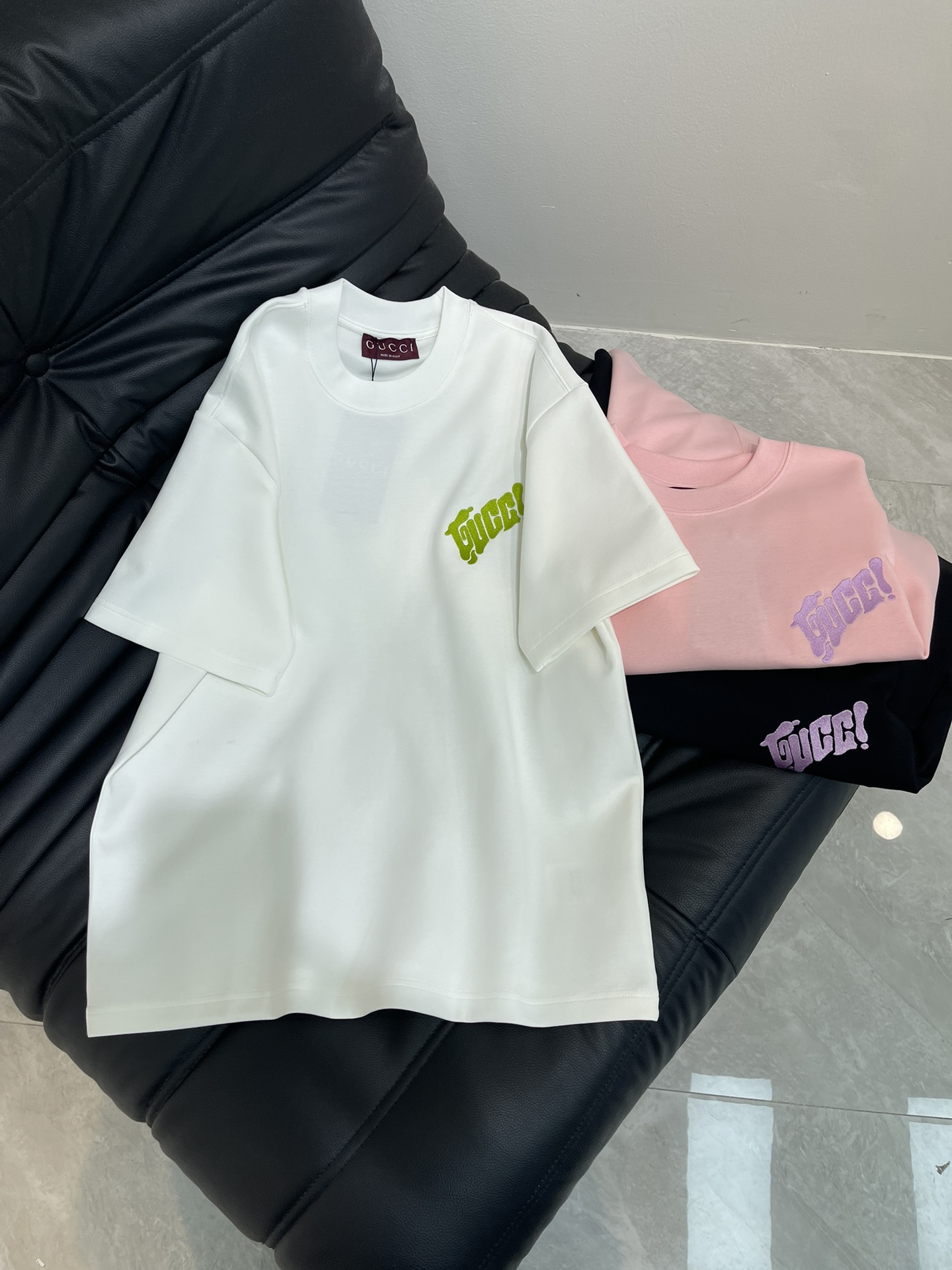 NO:421002,Gucc*25 new embroidered logo logo logo short-sleeved T-shirt. The chest embroidered logo and the back printed pattern artistic letters are unique and creative. They are deeply loved by fashion people. This multi-color choice is always suitable for you in one color!  A very simple and elegant classic continuation. Whether it is the comfort of the upper body, it is incomparable, interpreting your luxury and taste, creating the charm of your fashion style. The same style as men and women!  XS-L, gucci, T-shirt,tees, t-shirt,alexander wang19860909Gucc*25新款刺绣logo标识短袖T恤.胸前刺绣logo,后背印花图案艺术字母独特创意,深受时尚人士的喜爱,此款多色系选择总以一色适合你！非常简约大气的一款经典延续 无论是上身舒适度都是无可比拟的存在,诠释你的奢华与品位,打造你的时尚风情魅力所在.男女同款！XS-L,,gucci,T-shirt,tees，t-shirt,alexander wang,Women's clothing