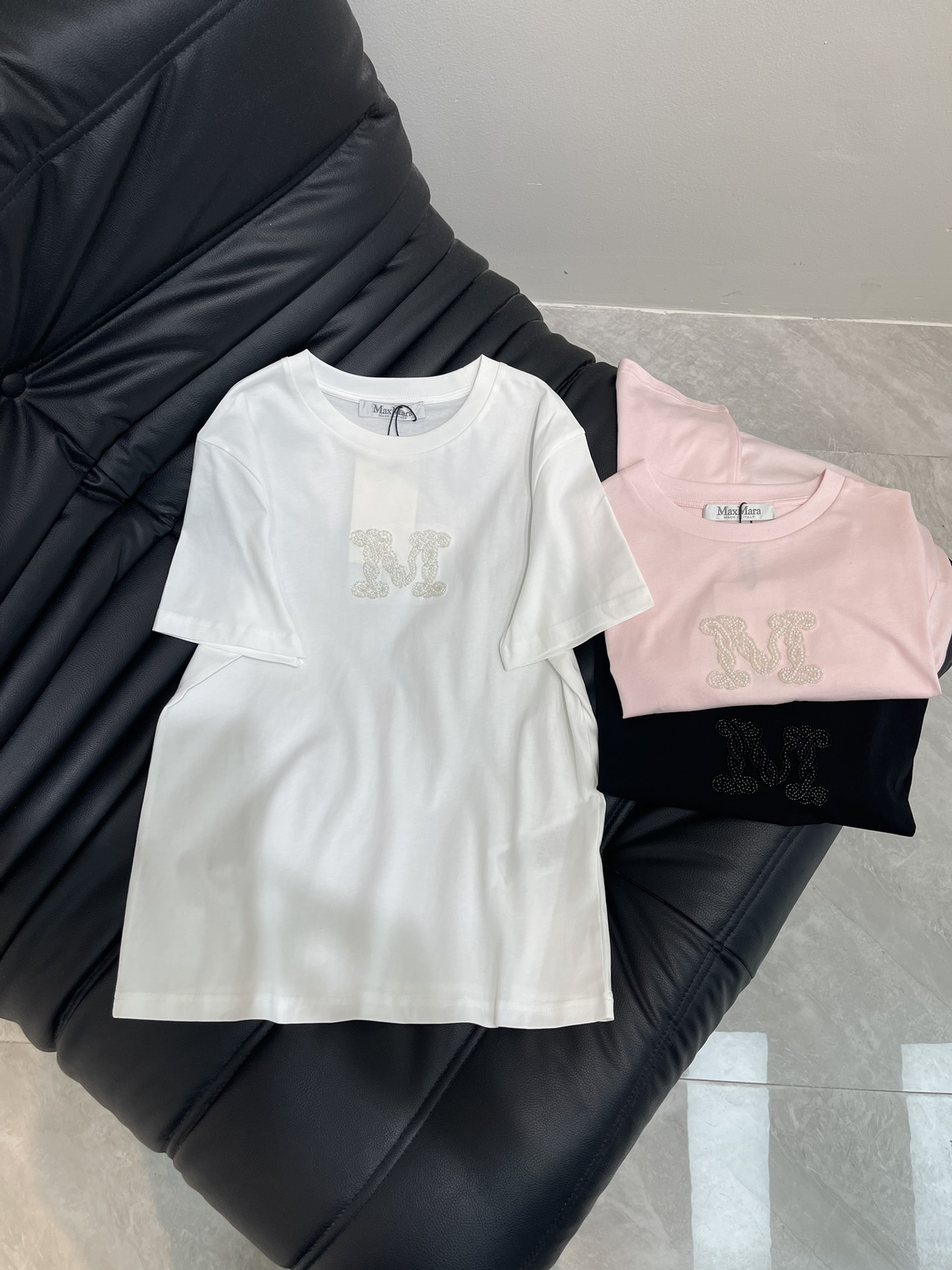 NO:419522,Max*25 spring and summer new round neck bead short-sleeved T-shirt custom YB twill cotton material breathable and comfortable, full texture. Slim short-sleeved T-shirt cut highlights the brand style with a slight elasticity and gives a slim visual effect. Boob bead pattern on chest. Classic black and white pink color matching creates a personal style. Full of creativity. The brand's high-end design feels full. The inner wear is brilliant and fashionable. Customized surface accessories. High-version SML, T-shirt,tees, t-shirt,alexander wang19860909Max*25春夏新款圆领订珠短袖T恤 定制YB斜纹全棉材质 透气舒适 质感十足 修身短袖T恤裁剪 凸显品牌格调 略带有弹力 呈现显瘦视觉效果 胸前订珠图案 黑白粉经典配色打造个性风格 充满创意 品牌高级设计感拉满 单穿内搭都出彩时髦 定制面辅料 高版本SML,,T-shirt,tees，t-shirt,alexander wang,Women's clothing