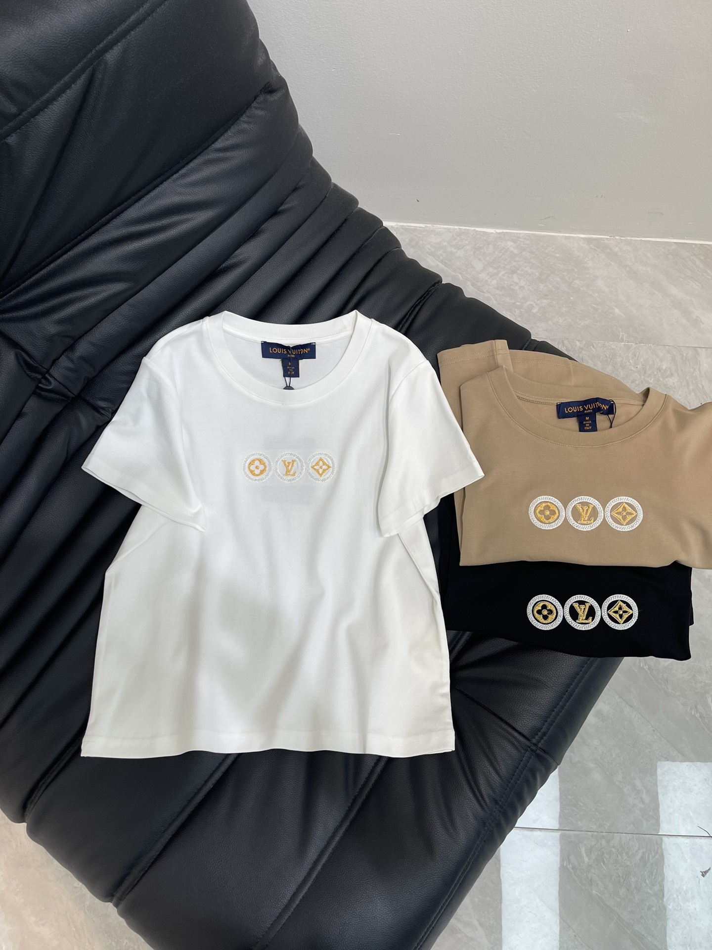 NO:419545,Louis Vuitto*25 spring and summer new embroidered bead plastered letter short-sleeved T-shirt custom YB mercerated cotton material breathable and comfortable, full texture. Slim T-shirt cutting highlights the brand style. Made of gram-weight pure cotton, slightly elastic, and slim visual effect. The bead plastered on the chest shows the round frame with four-leaf clover elements and letter logos. The design highlights are prominent. With contrasting color effect, the style is casual and free to show high-end style. The inner wear is brilliant and fashionable. SML,,louis vuitton,T-shirt,tees,t-shirt,alexander wang19860909Louis Vuitto*25春夏新款刺绣订珠字母短袖T恤 定制YB丝光全棉材质 透气舒适 质感十足 修身T恤裁剪 凸显品牌格调 采用克重纯棉制成 略带有弹力 呈现显瘦视觉效果 胸前订珠工艺呈现圆形外框内嵌四叶草元素和字母徽标 设计亮点突出 配合撞色效果 风格随性自由 彰显高级格调 单穿内搭都出彩时髦 SML,,louis vuitton,T-shirt,tees，t-shirt,alexander wang,Women's clothing