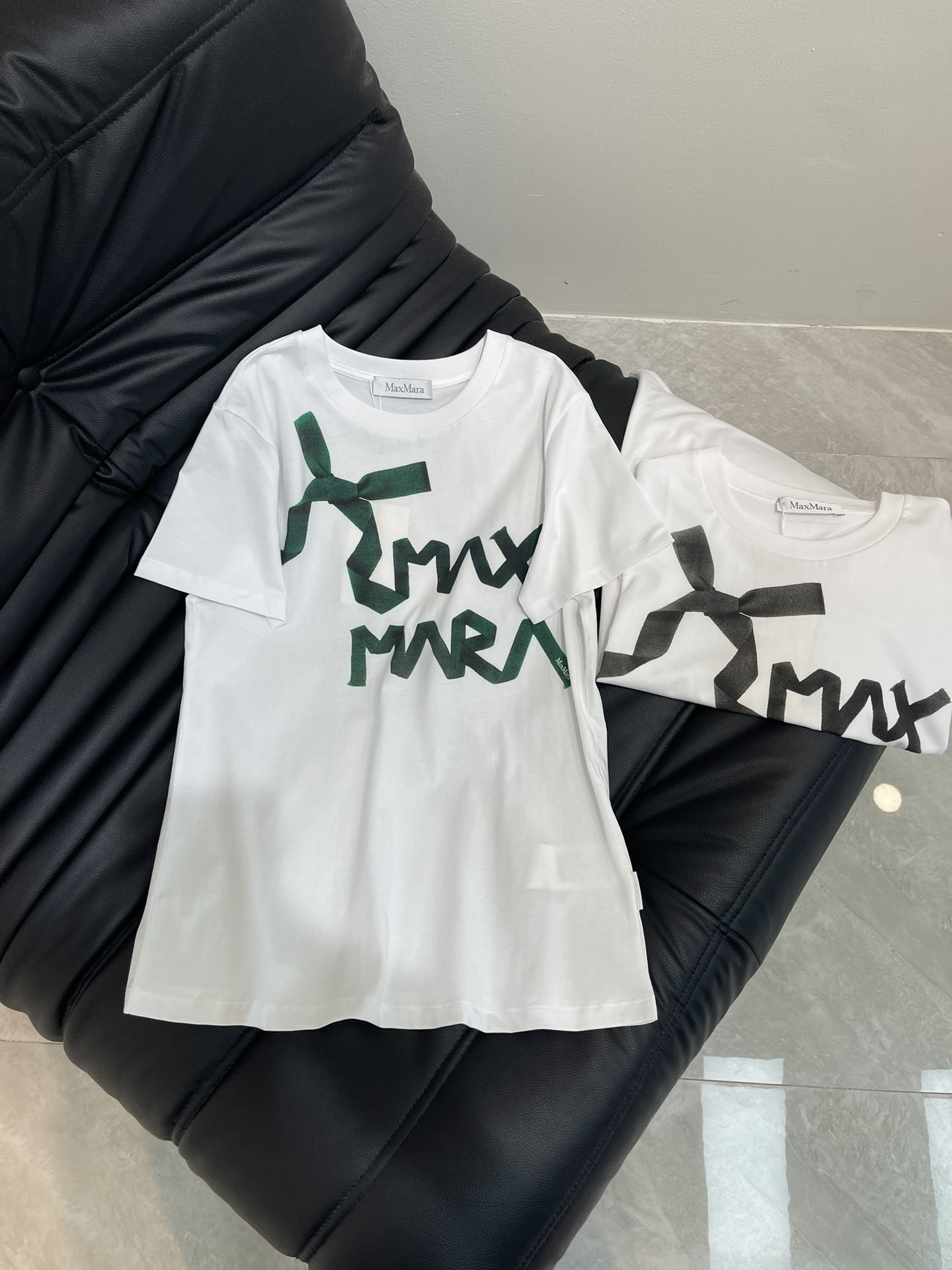 NO:419529,Max Mar*25 spring and summer new printed short-sleeved T-shirt is decorated with high-quality craftsmanship, exquisite, elegant and refined, age-reducing and soft. A ready-to-wear craftsmanship is cumbersome and time-consuming. It presents a quality item. The upper body is fashionable and fashionable. The color is refreshing and age-reducing. Recommended to buy Customized surface accessories. High-version SML, T-shirt,tees, t-shirt,alexander wang19860909Max Mar*25春夏新品印花短袖T恤 饰以高品质工艺 精致 清雅脱俗 减龄柔美 一件成衣工艺繁琐耗时 呈现品质单品 上身洋气时髦 颜色清爽减龄 推荐入手 定制面辅料 高版本SML,,T-shirt,tees，t-shirt,alexander wang,Women's clothing