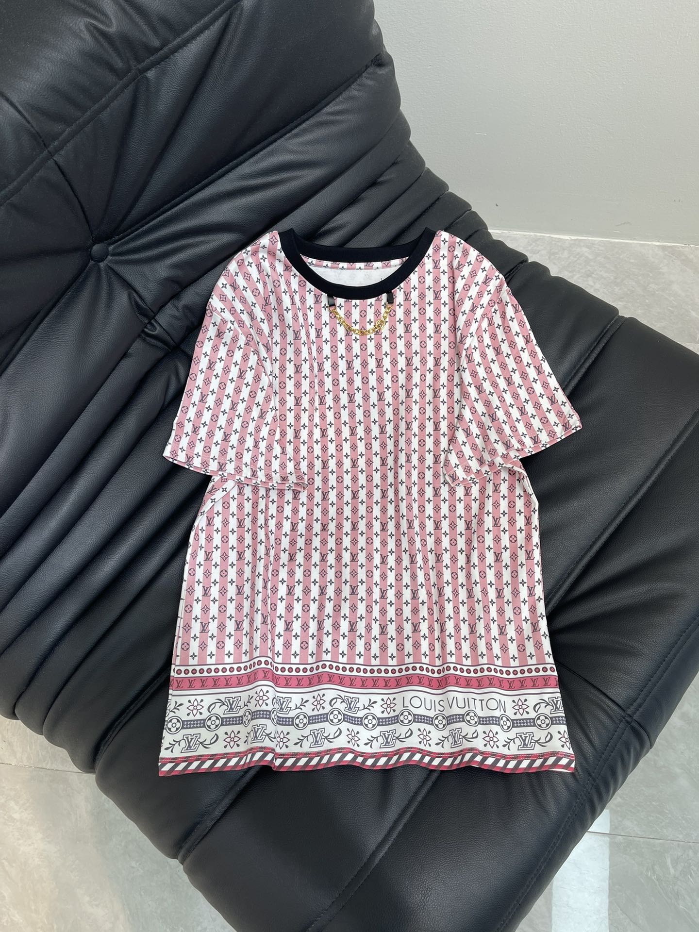 NO:419512,LouisVuitto*25 spring and summer new product classic presbyterian full-print chain short-sleeved T-shirt. It is fashionable, low-key and luxurious and high-end!  The style is versatile and not picky. The original customized fabric depends on the quality of the workmanship. It is a must-have for white, rich and beautiful people!  SML, louis vuitton,T-shirt,tees,t-shirt,alexander wang19860909LouisVuitto*25春夏新品经典老花满印链条短袖T恤.时髦低调气质又奢华高级！版型百搭不挑人,原版定制面料 做工品质看细节.白富美必入！SML,,louis vuitton,T-shirt,tees，t-shirt,alexander wang,Women's clothing