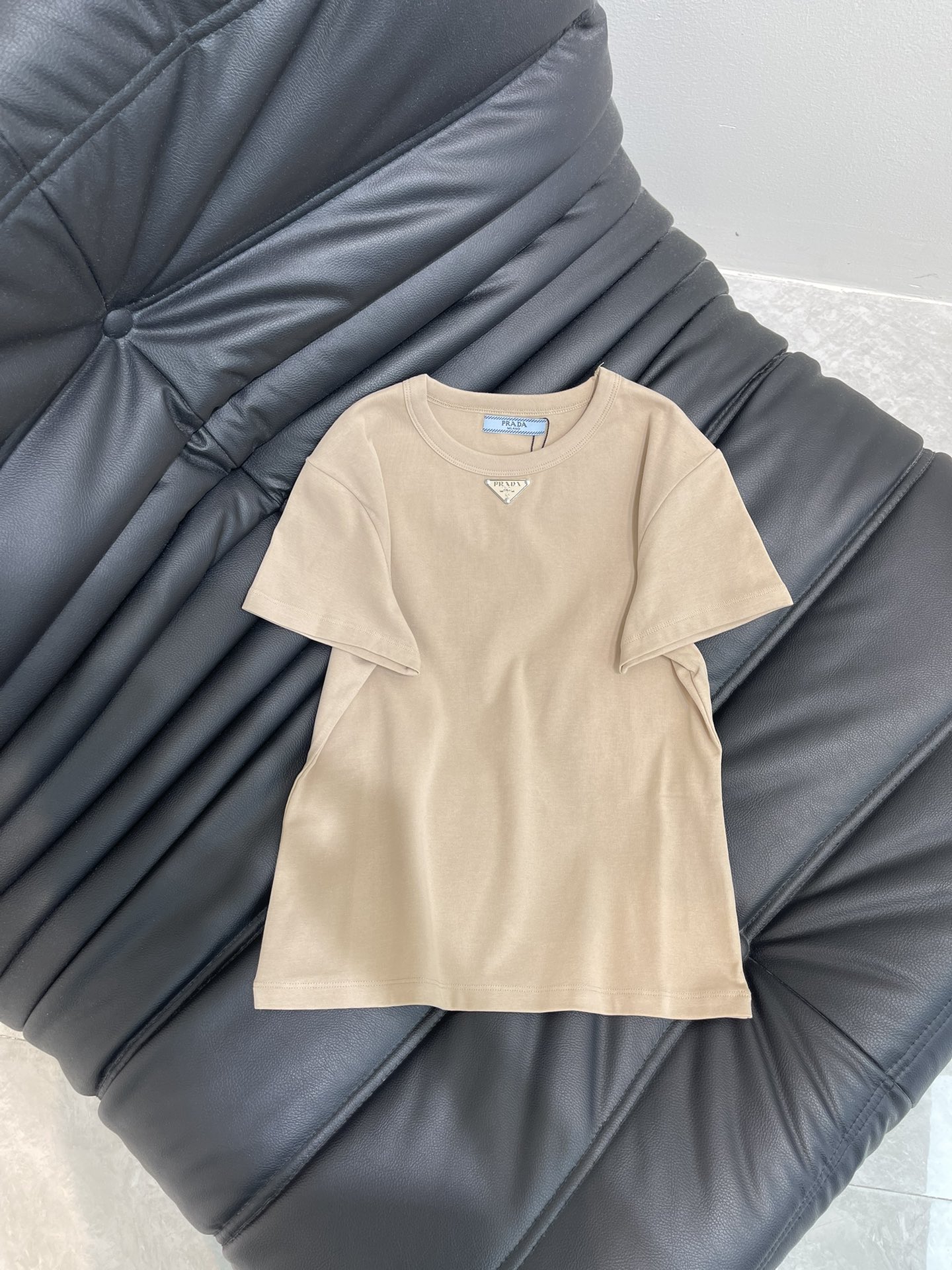 NO:417903,Prad* classic triangular logo short-sleeved T-shirt. The chest is decorated with a signature metal triangle logo, which is full of jing. The small-size tee fits the upper body and looks super slim!  The exquisite metal mark on the chest has no extra decoration. It is high-end, generous and easy to wear. It is invincible and beautiful. It looks good even if you wear it with your eyes closed!  No need to consider matching, close your eyes and enter!  !  Effortless outfits, pairing them with a pair of high-waisted dad pants can easily create a free and leisurely look, both simple and fashionable!  !  Refreshing~~Daily matching degree 100 dim~White, black, apricot color 3 colors Number SML,,prada,T-shirt,tees,t-shirt,alexander wang19860909Prad*经典款三角徽标短袖T恤.胸口饰有金属标志性三角形徽标,jing致感拉满,小版型tee 合身款上身超显瘦！胸前精致的金属标没有多余的装饰 高级大方特别好穿无敌好看的简单款 闭眼穿都好看！无需考虑搭配 闭眼入！！不费力气的穿搭,任意搭配一条高腰老爹裤轻松营造出洒脱闲适造型,既简约又时尚！！清清爽爽~~日常搭配度100昏~ 白色 黑色 杏色3个色 码数SML,,prada,T-shirt,tees，t-shirt,alexander wang,Women's clothing