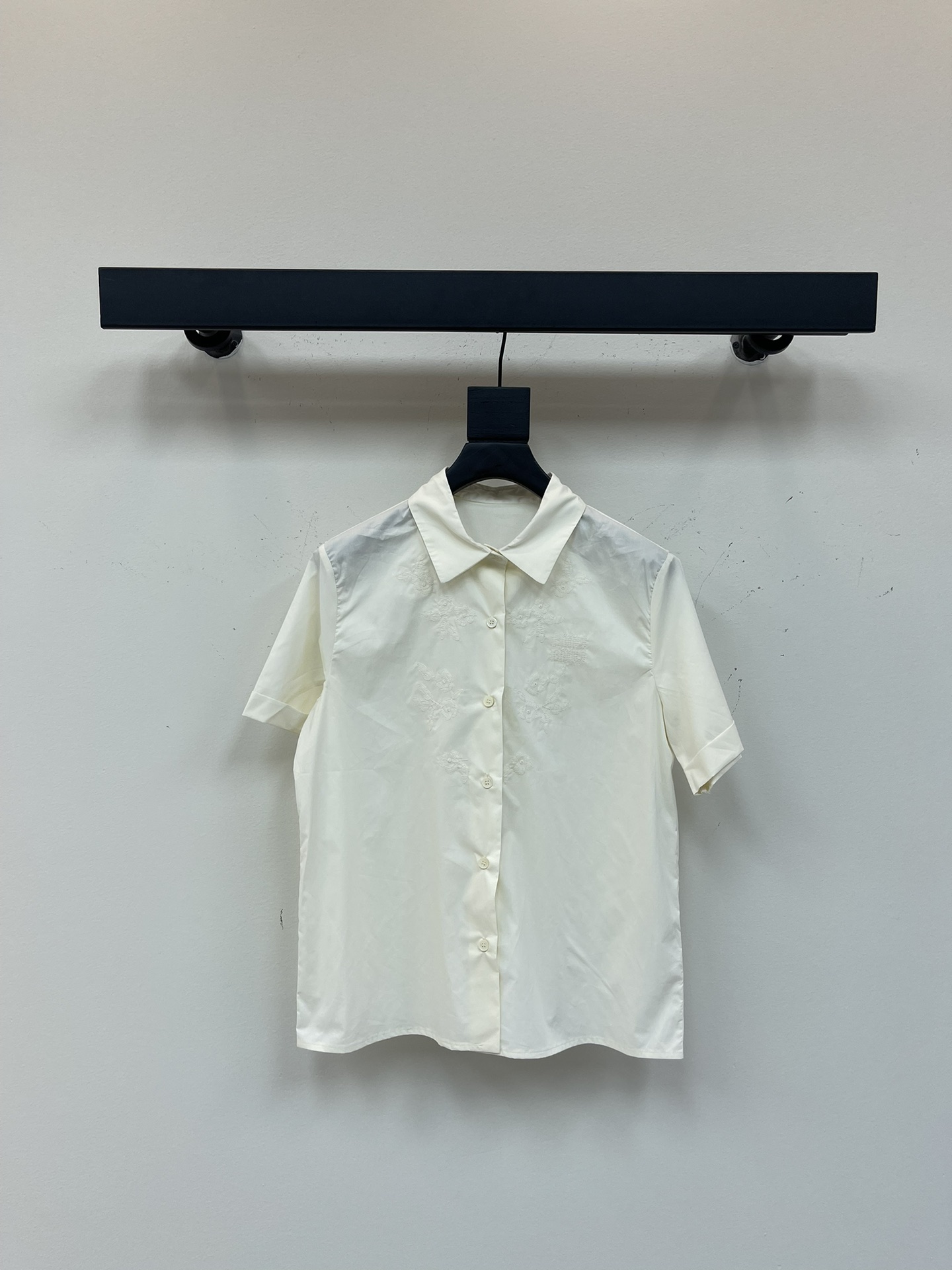 NO:421035,Miumi* 25 spring and summer new style lapel embroidered short short-sleeved shirt丨Exclusive yb development!  High-end production!  The colors are versatile and high-end, the customized version is inclusive, showing the sense of high-end and casualness, a visual feast, a versatile item that must be bought in all seasons, fabrics are made, and the goddess must be a magical tool!  The style is versatile and not picky. It stretches the line proportions and makes the upper body beautiful!  SML, miumiu,shirts,T-shirt,alexander wang19860909Miumi* 25春夏新款 翻领刺绣短款短袖衬衫丨独家yb开发！高版出品！颜色百搭高级 定制版型包容性好 尽显高级随意感 视觉盛宴 四季必入的百搭单品 制面料,休闲范儿十足 女神必入神器！版型百搭不挑人 拉长线条比例 上身美的不要不要的！SML,,miumiu,shirts,T-shirt,alexander wang,Women's clothing