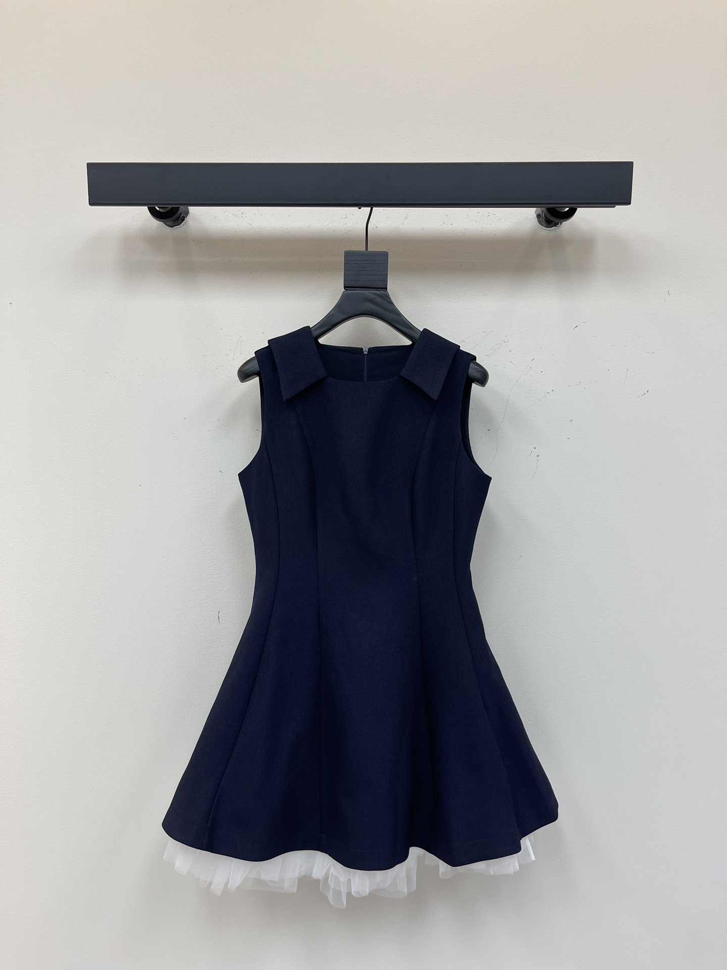 NO:423022,SHUSHUTONG Navy Blue Doll Skirt Continues the brand's consistent girlish temperament and modern tailoring, cleverly combining sweetness and power. Use thick and crisp fabrics to shape, with neat upper body, and the overall shape of an A-line doll skirt, with naturally tightening the waist to create a fluffy and wide skirt, making it look slimmer and more three-dimensional. SML, skirts, alexander wang19860909SHUSHUTONG 藏青色娃娃裙 延续品牌一贯的少女气质与摩登剪裁,将甜美与力量感巧妙结合.选用厚实挺括的面料塑形,上身利落,整体呈A字娃娃裙廓形,腰部自然收紧,营造出蓬松开阔的裙摆,显瘦同时更具立体感 SML,,skirts,alexander wang,Women's clothing