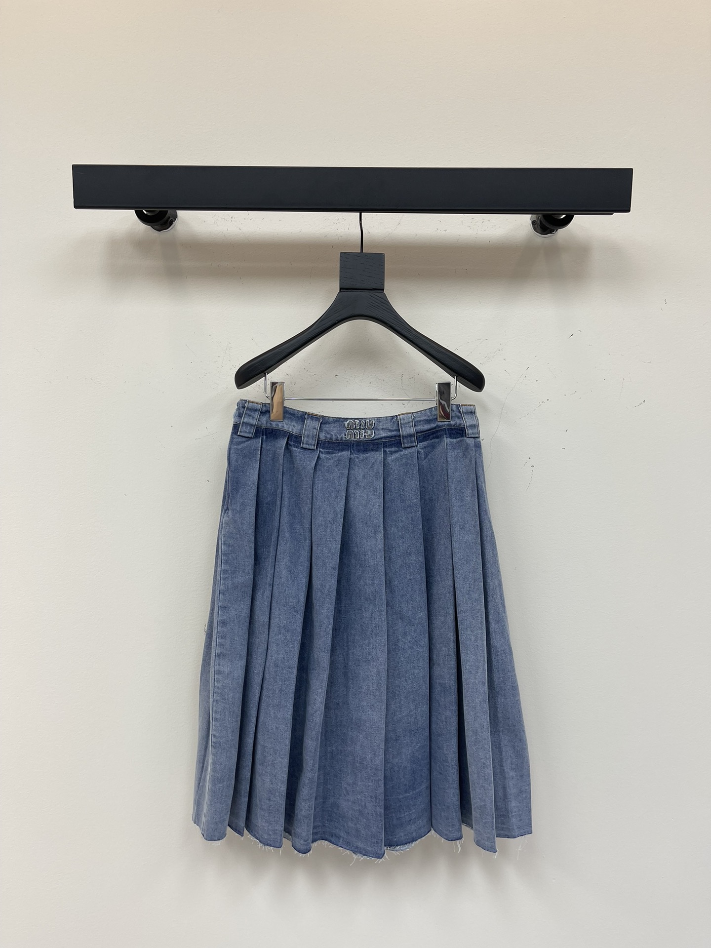 NO:417893,235Miumi*25 spring and summer new retro blue denim pleated long skirt. The retro washing process is amazing! The back waist embroidered letter logo is low-key and luxurious, and the customized imported washing cowboy is soft and delicate texture is excellent. The classic style looks huge and slim! It can be sweet and salty, and the temperament is age-reducing girlish style is versatile and not picky! The workmanship quality depends on the details. SML skirt, miumiu, skirts, alexander wang19860909235Miumi*25春夏新款复古蓝牛仔压褶长半身裙.复古洗水工艺绝绝子!后腰刺绣字母logo低调奢华,定制进口洗水牛仔柔软细腻质感超赞.经典版型上身巨显瘦!可甜可盐气质减龄少女风百搭不挑人!做工品质看细节.SML半身裙,,miumiu,skirts,alexander wang,Women's clothing