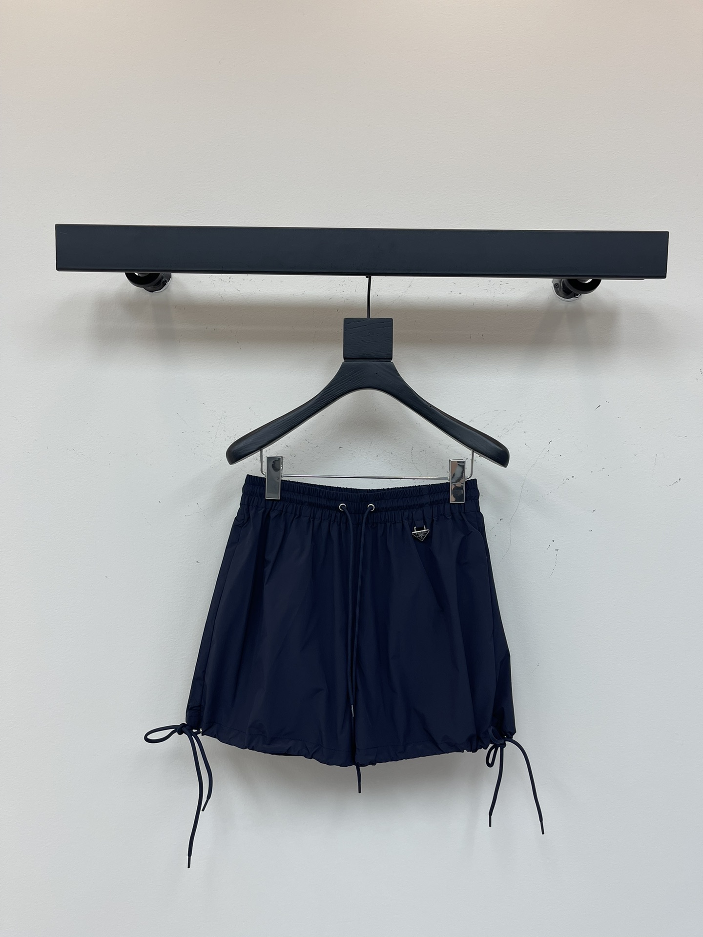 NO:417875,Prad*25 summer new metal triangle logo tool shorts, a classic and versatile series, an excellent versatile item for travel and outfit!  A must-have artifact for summer cool experts. It is simple and generous with the embellishment of the hardware triangle logo to highlight the sense of layering. The style is also relatively loose. The upper body effect is very slim, highlighting the temperament and charming, and it is very cool!  SML, prada, shorts, alexander wang19860909Prad*25夏季新款金属三角标logo工装短裤,经典百搭永不过时系列,绝佳出行穿搭必备百搭单品！夏天潮cool达人必备神器 简单大方加上五金三角标小logo的点缀更凸显层次感 版型也是比较宽松的 上身效果非常显瘦 凸显气质魅力 酷感十足！SML,,prada,shorts,alexander wang,Women's clothing