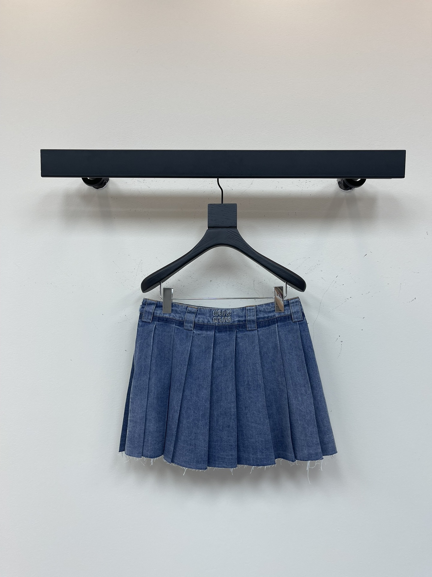 NO:417883,Miumi*25 spring and summer new retro blue denim pleated skirt. The retro washing process is amazing! The back waist embroidered letter logo is low-key and luxurious, and the customized imported washing cowboy is soft and delicate texture is excellent. The classic style looks huge and slim! It can be sweet and salty, and the temperament is age-reducing girlish style is versatile and not picky! The workmanship quality depends on the details. SML short skirt, miumiu, skirts, alexander wang19860909Miumi*25春夏新款复古蓝牛仔压褶半裙.复古洗水工艺绝绝子!后腰刺绣字母logo低调奢华,定制进口洗水牛仔柔软细腻质感超赞.经典版型上身巨显瘦!可甜可盐气质减龄少女风百搭不挑人!做工品质看细节.SML 短裙,,miumiu,skirts,alexander wang,Women's clothing