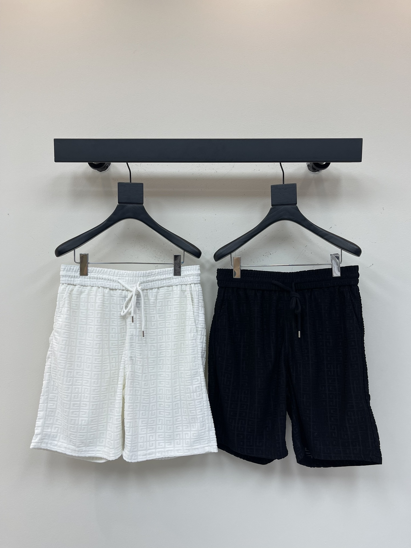 NO:417917,Givench*25 spring and summer new styles for men and women, casual drawstring shorts, sports and casual pinch pants!  Imported pure cotton material, it is breathable and comfortable to wear with close body, and the style is very three-dimensional, beautiful colors, eye-catching and fashionable!  The unique patterns will definitely make you stand out in the crowd!  The casual and loose five-point pants cutout + elastic drawstring waist design, the upper body effect is age-reducing and versatile, and it can be easily used for daily casual outfits for both men and women!  XS-L, given, shorts, alexander wang19860909Givench*25春夏新款男女同款休闲抽绳短裤,运动休闲五分裤！进口纯棉材质,贴身穿着透气亲肤舒适,版型非常具有立体效果色彩靓丽、吸睛时髦度爆棚！与众不同的图案绝对可以让你在人群中出彩万分！休闲宽松的五分裤版型裁剪+松紧抽绳裤腰设计,上身效果减龄又百搭,轻松Get起日常休闲穿搭,男女皆可轻松驾驭！XS-L,,givenchy,shorts,alexander wang,Women's clothing