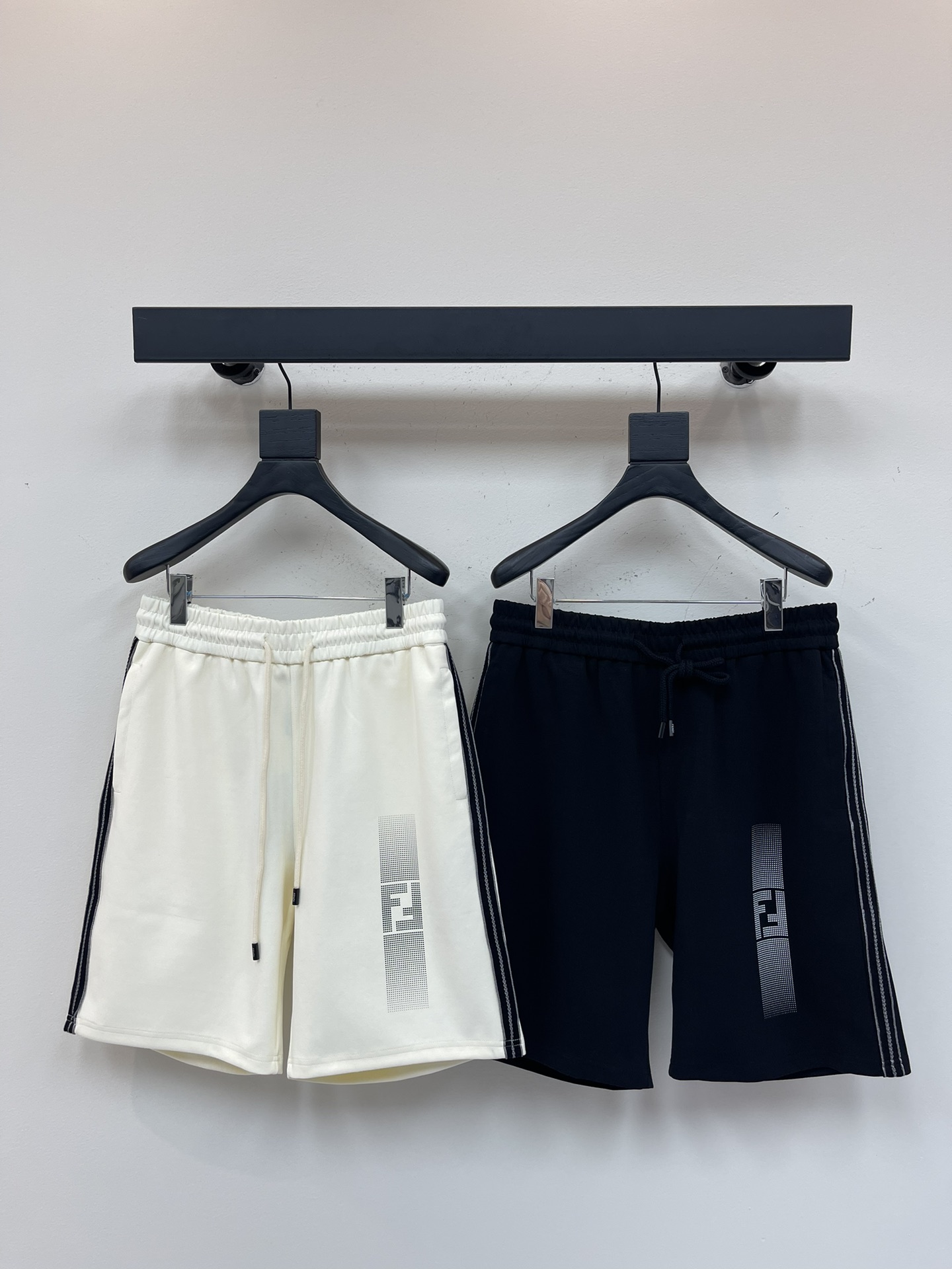 NO:417910,Fend*25 spring and summer new styles for men and women, casual drawstring shorts, sports and casual pinch pants!  Imported pure cotton material, it is breathable and comfortable to wear with close body, and the style is very three-dimensional, beautiful colors, eye-catching and fashionable!  The unique patterns will definitely make you stand out in the crowd!  The casual and loose five-point pants cutout + elastic drawstring waist design, the upper body effect is age-reducing and versatile, and it can be easily used for daily casual outfits for both men and women!  XS-L, fendi, shorts, alexander wang19860909Fend*25春夏新款男女同款休闲抽绳短裤,运动休闲五分裤！进口纯棉材质,贴身穿着透气亲肤舒适,版型非常具有立体效果色彩靓丽、吸睛时髦度爆棚！与众不同的图案绝对可以让你在人群中出彩万分！休闲宽松的五分裤版型裁剪+松紧抽绳裤腰设计,上身效果减龄又百搭,轻松Get起日常休闲穿搭,男女皆可轻松驾驭！XS-L,,fendi,shorts,alexander wang,Women's clothing