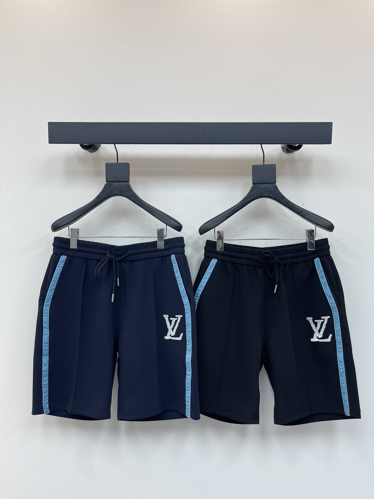 NO:417901,Louis Vuitto*25 Spring and Summer New Men and Women's Same Casual Drawstring Shorts, Sports and Casual Cropped Pants!  Imported pure cotton material, it is breathable and comfortable to wear with close body, and the style is very three-dimensional, beautiful colors, eye-catching and fashionable!  The unique patterns will definitely make you stand out in the crowd!  The casual and loose five-point pants cutout + elastic drawstring waist design, the upper body effect is age-reducing and versatile, and it can be easily used for daily casual outfits for both men and women!  XS-L, louis vuitton, shorts, alexander wang19860909Louis Vuitto*25春夏新款男女同款休闲抽绳短裤,运动休闲五分裤！进口纯棉材质,贴身穿着透气亲肤舒适,版型非常具有立体效果色彩靓丽、吸睛时髦度爆棚！与众不同的图案绝对可以让你在人群中出彩万分！休闲宽松的五分裤版型裁剪+松紧抽绳裤腰设计,上身效果减龄又百搭,轻松Get起日常休闲穿搭,男女皆可轻松驾驭！XS-L,,louis vuitton,shorts,alexander wang,Women's clothing