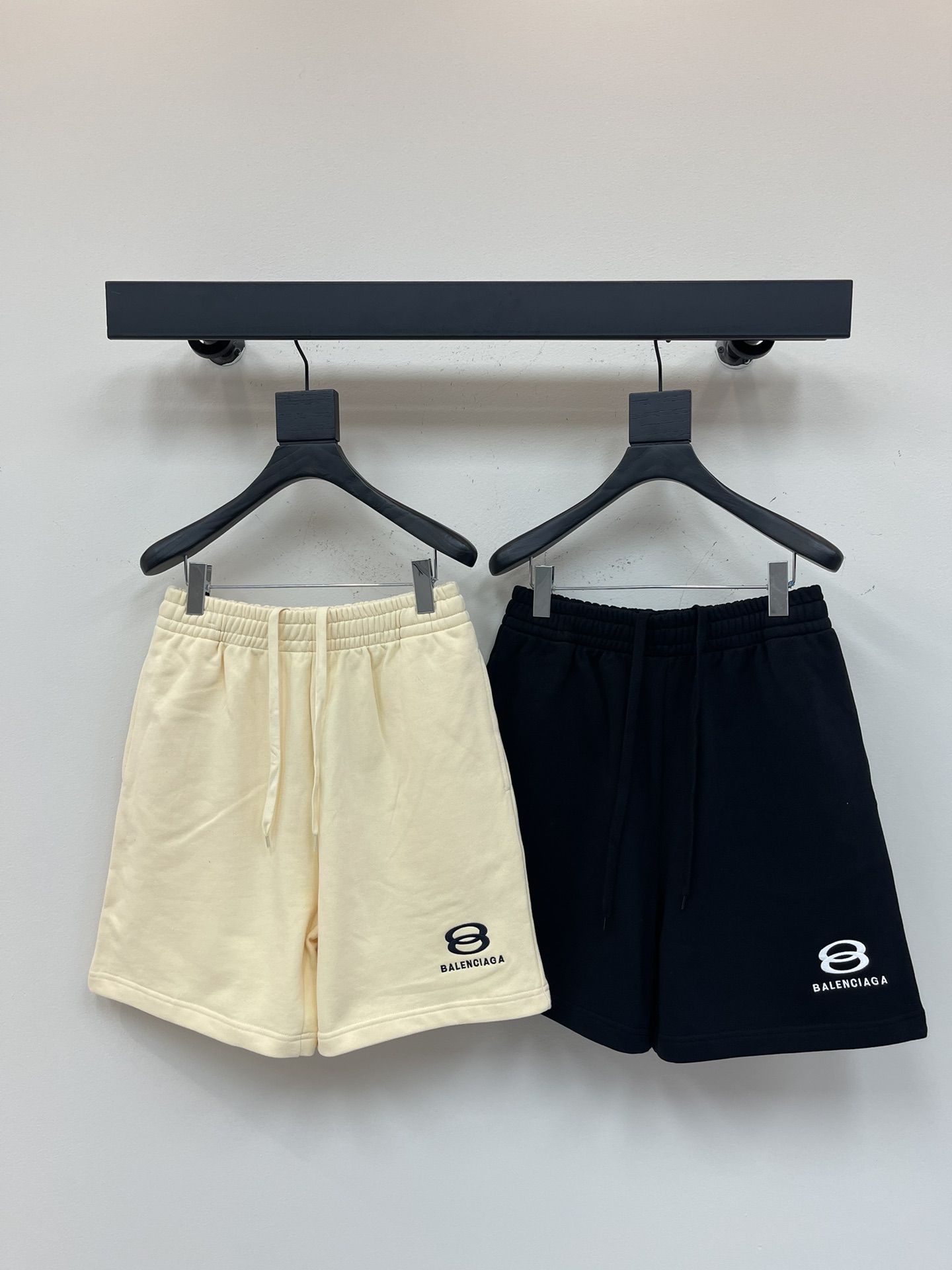 NO:417927,Balenciag*25 spring and summer new styles for men and women, casual drawstring shorts, sports and casual pinch pants!  Imported pure cotton material, it is breathable and comfortable to wear with close body, and the style is very three-dimensional, beautiful colors, eye-catching and fashionable!  The unique patterns will definitely make you stand out in the crowd!  The casual and loose five-point pants cutout + elastic drawstring waist design, the upper body effect is age-reducing and versatile, and it can be easily used for daily casual outfits for both men and women!  XS-L, balenciaga, shorts, alexander wang19860909Balenciag*25春夏新款男女同款休闲抽绳短裤,运动休闲五分裤！进口纯棉材质,贴身穿着透气亲肤舒适,版型非常具有立体效果色彩靓丽、吸睛时髦度爆棚！与众不同的图案绝对可以让你在人群中出彩万分！休闲宽松的五分裤版型裁剪+松紧抽绳裤腰设计,上身效果减龄又百搭,轻松Get起日常休闲穿搭,男女皆可轻松驾驭！XS-L,,balenciaga,shorts,alexander wang,Women's clothing