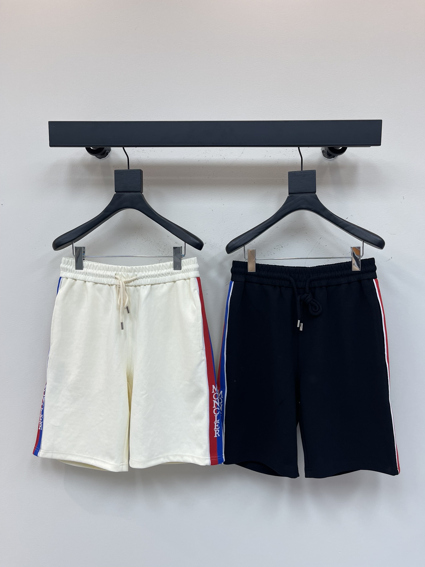 NO:417889,Moncle* 25 Spring and Summer New Men and Women's Same Casual Drawstring Shorts, Sports and Casual Cropped Pants!  Imported pure cotton material, it is breathable and comfortable to wear with close body, and the style is very three-dimensional, beautiful colors, eye-catching and fashionable!  The unique patterns will definitely make you stand out in the crowd!  The casual and loose five-point pants cutout + elastic drawstring waist design, the upper body effect is age-reducing and versatile, and it can be easily used for daily casual outfits for both men and women!  XS-L, Moncler, shorts, alexander wang19860909Moncle*蒙口25春夏新款男女同款休闲抽绳短裤,运动休闲五分裤！进口纯棉材质,贴身穿着透气亲肤舒适,版型非常具有立体效果色彩靓丽、吸睛时髦度爆棚！与众不同的图案绝对可以让你在人群中出彩万分！休闲宽松的五分裤版型裁剪+松紧抽绳裤腰设计,上身效果减龄又百搭,轻松Get起日常休闲穿搭,男女皆可轻松驾驭！XS-L,,Moncler,shorts,alexander wang,Women's clothing