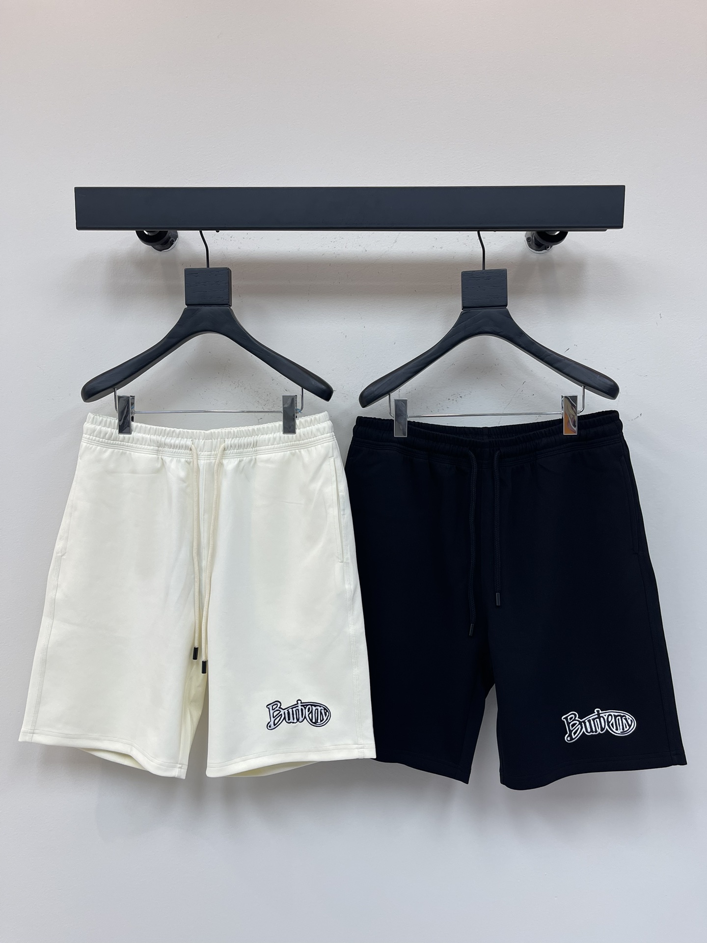 NO:417879,Burberr*25 spring and summer new men and women's same casual drawstring shorts, sports and casual pinch pants!  Imported pure cotton material, it is breathable and comfortable to wear with close body, and the style is very three-dimensional, beautiful colors, eye-catching and fashionable!  The unique patterns will definitely make you stand out in the crowd!  The casual and loose five-point pants cutout + elastic drawstring waist design, the upper body effect is age-reducing and versatile, and it can be easily used for daily casual outfits for both men and women!  XS-L, burberry, shorts, alexander wang19860909Burberr*25春夏新款男女同款休闲抽绳短裤,运动休闲五分裤！进口纯棉材质,贴身穿着透气亲肤舒适,版型非常具有立体效果色彩靓丽、吸睛时髦度爆棚！与众不同的图案绝对可以让你在人群中出彩万分！休闲宽松的五分裤版型裁剪+松紧抽绳裤腰设计,上身效果减龄又百搭,轻松Get起日常休闲穿搭,男女皆可轻松驾驭！XS-L,,burberry,shorts,alexander wang,Women's clothing