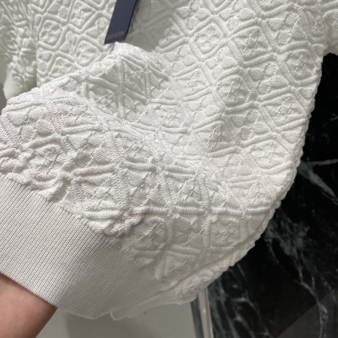 
路易 25夏季新款 提花针织短袖 通体提花工艺处理 呈现立体老花图案 上身百搭不挑人！两个色SML