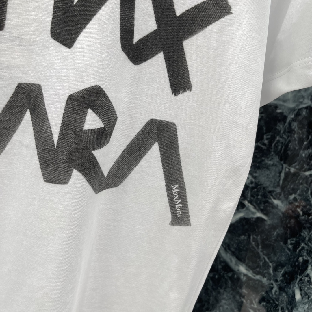 
Max Mar* 25夏季新款 印花短袖T恤 胸前印花蝴蝶结➕logo字母真的很绝！小圆领突出时髦氛围
