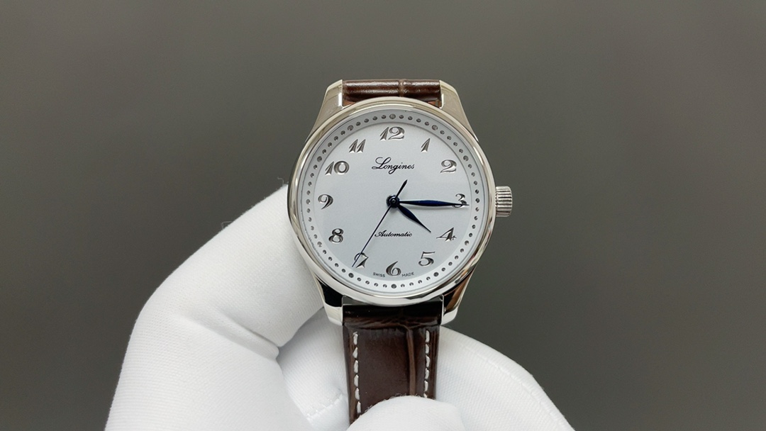 NO:337264,2824: Belt Steel belt Diamond, Gold 50 2892: Belt 1250 Steel belt 1300 Diamond Gold 50 Longines new women's famous craftsman upgrades and upgrades highlights 1 The concave carved Arabic numerals metal hour marker is a highlight of the new version of the famous craftsman. By refracting light from different angles, a deep texture is created, simple but not simple. The outer scale circle is brushed, which contrasts with large-area sandblasting, enriches the details of the disk, and is built-in imported 2824 or 2892 fine grinding movement!  Female 34mm, longines198609092824:皮带 钢带 钻,金50 2892:皮带1250 钢带1300 钻 金50 浪琴新款女款名匠再次升级升级亮点1 凹雕阿拉伯数字金属时标,是新版名匠的一大亮点,通过折射不同角度的光线,营造出了深邃的质感,简约而不简单.外侧刻度圈进行了拉丝处理,与大面积喷砂形成对比,丰富了盘面细节,内置进口2824或2892 精磨机芯！女34mm,,longines,Watch