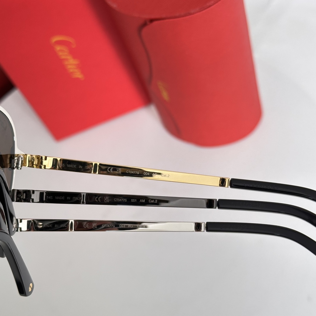  ‼️Cartie*卡地亚官网最新～
-双色拼接
-重工螺丝镶嵌而成
MODELCT0477S
SIZE