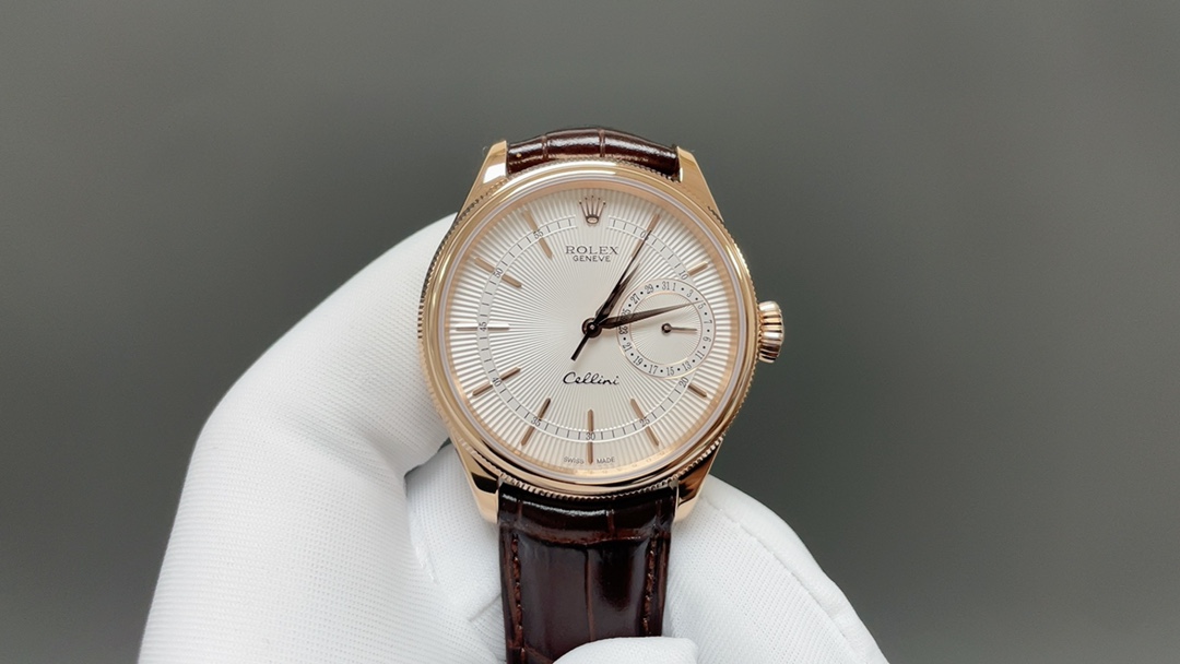 NO:393095,R+ Factory gram left and right weight version Rolex Celini calendar type is coming!  [Size] 39mm12mm [Movement] is equipped with a customized integrated movement, with a large rod-shaped three-handed needle and a calendar pointer, and the function is the same as the original version!  [Case] ​​316L stainless steel, synchronous original top-grade electroplated platinum and rose gold anti-oxidation protection [Literal] engraving radiation pattern technology, super three-dimensional texture!  [Watch strap + button] Top all-inclusive crafts Italian calfskin strap with original K gold steel stamp folding buckle, cowhide19860909R+ Factory 克左右配重版 Rolex切利尼日历型强势来袭！【尺寸】39mm12mm【机芯】搭载定制版一体机芯,棒状大三针搭配日历指针,功能同原版一致！【表壳】316L精钢,同步原装顶级电镀白金及玫瑰金抗氧化保护【字面】雕刻放射纹工艺,纹理立体感超强！【表带+扣子】顶级全包边工艺意大利小牛皮表带搭配原版K金钢印折叠扣,,cowhide,Watch