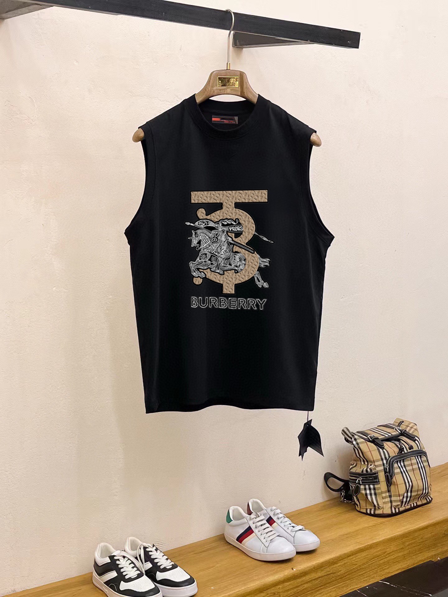 Burberry 品牌【BURBERRY 巴宝莉】2025夏季新品背心T袖 简约款式 任何人都可以轻松驾驶 进口定制丝光棉面料 手软舒适有型 吸汗透气