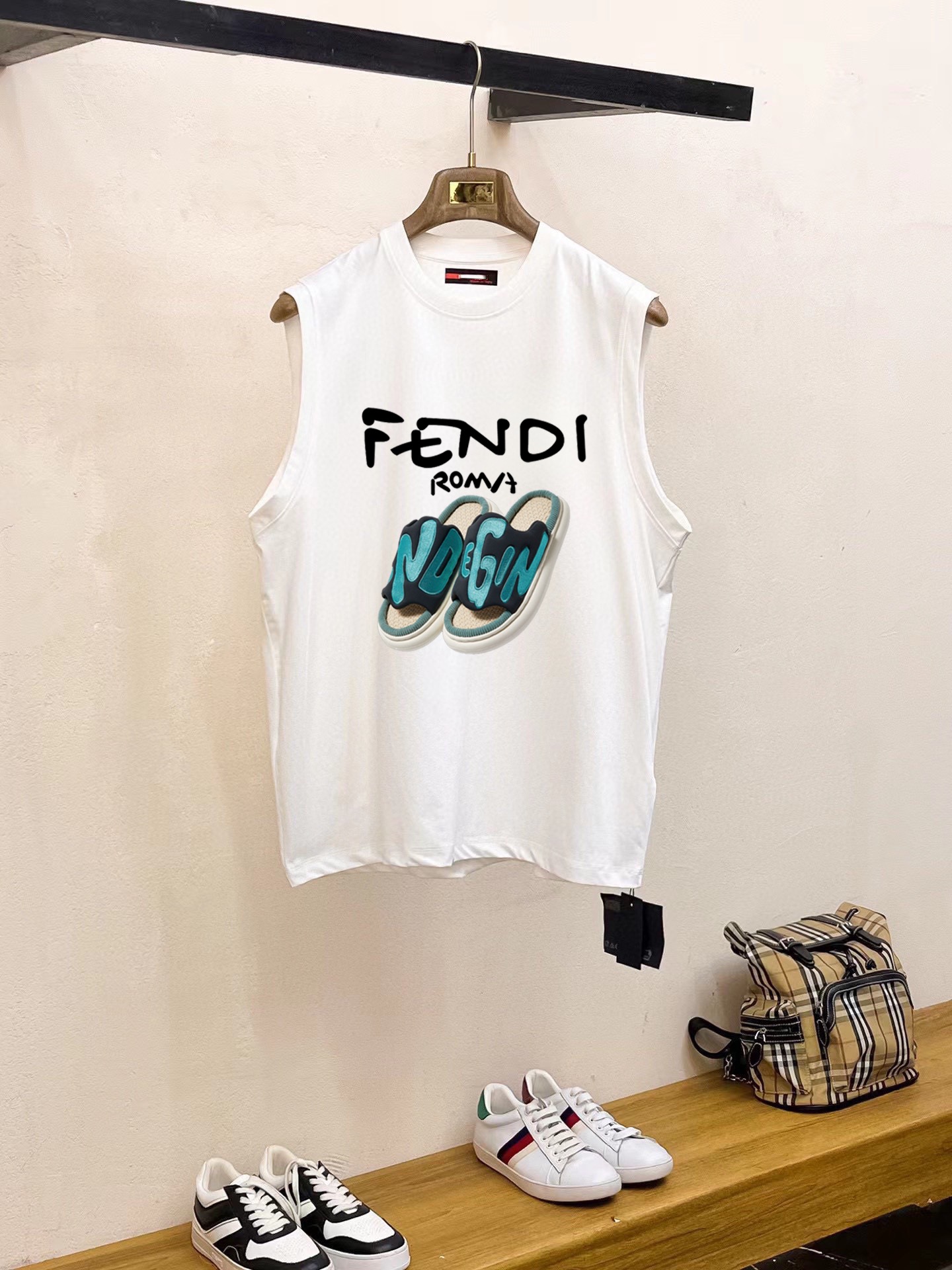Fendi 品牌【FENDI 芬迪】2025夏季新品背心T袖 简约款式 任何人都可以轻松驾驶 进口定制丝光棉面料 手软舒适有型 吸汗透气