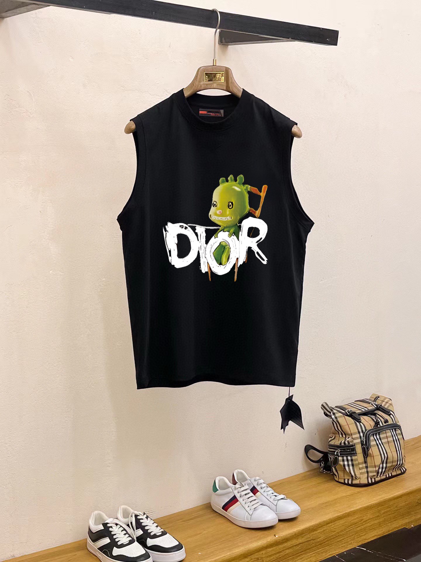 Dior 品牌【DIOR迪奥】2025夏季新品背心T袖 简约款式 任何人都可以轻松驾驶 进口定制丝光棉面料 手软舒适有型 吸汗透气