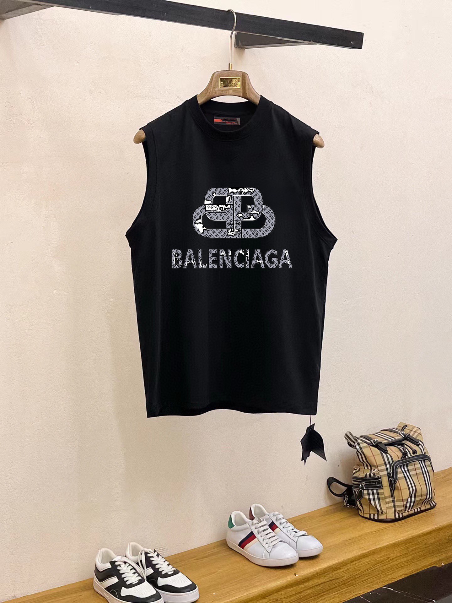 Balenciaga 品牌【BALENCIAGA 巴黎世家】2025夏季新品背心T袖 简约款式 任何人都可以轻松驾驶 进口定制丝光棉面料 手软舒适有型 吸汗透气