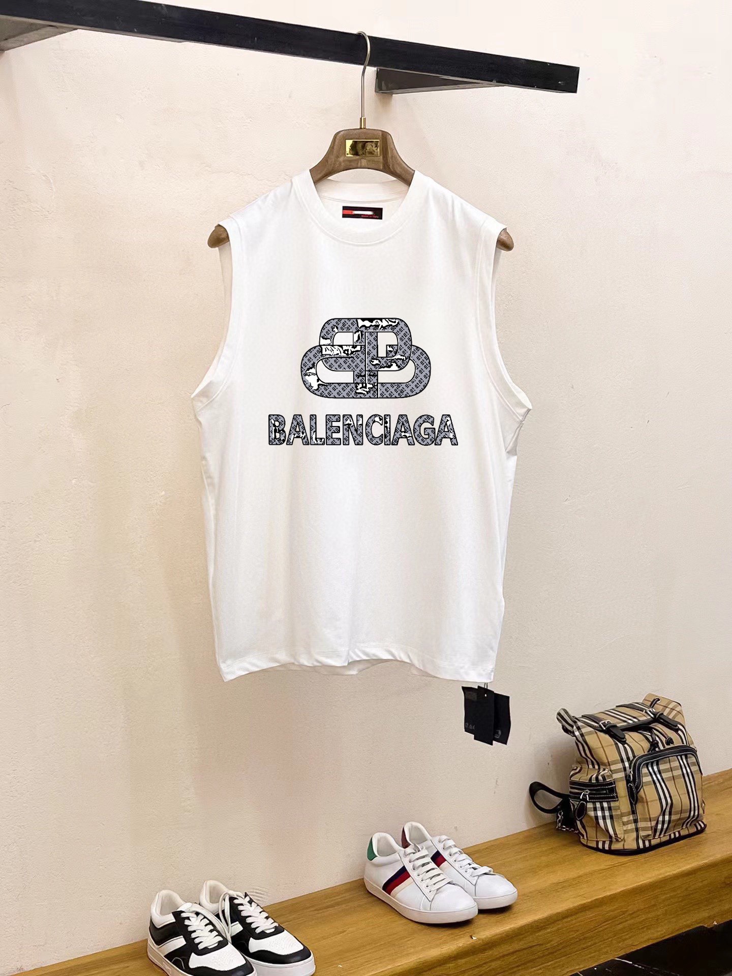 Balenciaga 品牌【BALENCIAGA 巴黎世家】2025夏季新品背心T袖 简约款式 任何人都可以轻松驾驶 进口定制丝光棉面料 手软舒适有型 吸汗透气