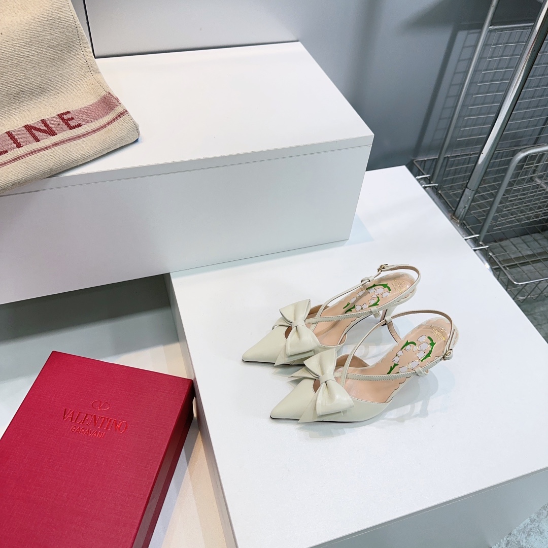 NO:405304,High quality!  Top quality Valentino 2025 spring and summer counter latest bow pointed toe high heel empty sandals single shoes fashion shoes!  The tip of the back empty is paired with an elegant and cute contrasting bow!  Innovation and classics are cleverly combined, and its classics lead every year's fashion. Every shoe is a versatile artifact. The top-level craftsmanship and texture are perfectly presented, and no matter any details are correct!  The upper is made of imported mixed-bred sheepskin/original satin fabric. The inner footbed is high-quality sheepskin. The original color genuine leather outsole from Italy. Heel height: 8cm. Two heights are available. Size: 35-42 (40 41 42 orders and no return) with original packaging, sandals, valentino, valentino, sandals, sheepskin, silk fabric, Leather soles19860909高品质！顶级品质Valentino华伦天奴2025春夏专柜最新蝴蝶结尖头高跟后空凉鞋单鞋时装鞋！后空尖头配上优雅可爱撞色蝴蝶结！ 创新与经典巧妙的结合在一起,其经典带领着每年时尚,每一款鞋子都是百搭神器 顶级工艺质感完美呈现,无论任何细节均可对！ 鞋面采用进口混种羊皮/原版绸缎面料 内里垫脚优质羊皮 意大利进口原色真皮大底 跟高:8cm两高度可选 码数:35-42（40 41 42订不退换） 配原版包装,凉鞋,valentino,valentino,sandals,sheepskin,silk fabric,Leather soles,Women's Shoes