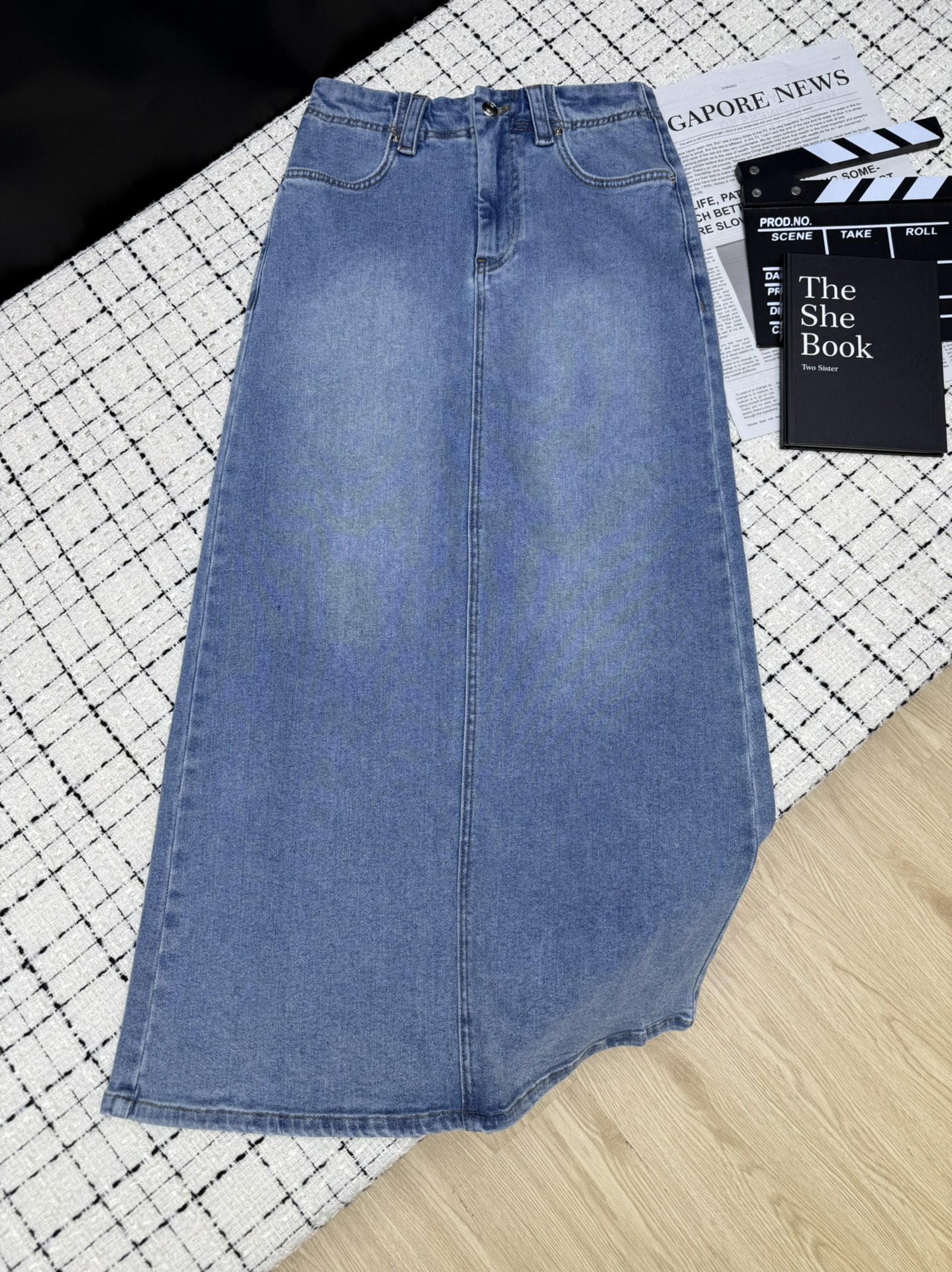 NO:421227,versatile Dio*25ss rear pocket embroidered butterfly logo denim skirt, a must-have for casual, daily matching is too necessary, it is very easy to match with various T-shirts or shirts, casual and stylish, retro and old blue wash, back slit design, the upper body looks very tall, one color 26-27-28-29-30.,,dior, skirts,shirts,tees, t-shirt,alexander wang19860909百搭款 Dio*25ss 后口袋刺绣蝴蝶logo牛仔长半裙 休闲必备 日常搭配太需要了 搭配各种T恤或者衬衫非常出片 休闲有范 复古做旧蓝色洗水 后背开叉设计 上身很显高 一色26-27-28-29-30.,,dior,skirts,shirts,tees，t-shirt,alexander wang,Women's clothing