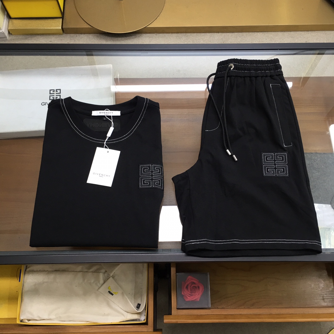 NO:469791,New product suit [GVC..] 2025 spring and summer latest model, same style for men and women, classic design short-sleeved T-shirt shorts suit, customized pure cotton fabric, soft feel, comfortable to wear, fine workmanship. The upper body effect is invincible and handsome, size M-3XL, shorts, T-shirt, tees, t-shirt, alexander wang19860909新品套装【GVC..】 2025春夏最新款,男女同款,经典设计短袖T恤短裤套装,定制纯棉面料,手感柔软,穿着舒适,做工精细.上身效果无敌帅气,码数M-3XL,,shorts,T-shirt,tees，t-shirt,alexander wang,Men's clothing