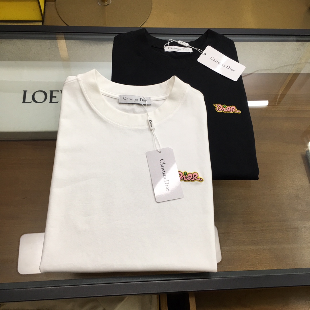 NO:469809,New trendy brand 'Dio..r' 2025 new trendy brand short-sleeved T-shirt (small style) brand fashion darling!  Men's trendy brand short-sleeved!  While the materials are exquisite, the overall design is quite fashionable. Today I recommend his versatile and classic styles. The logo design on the chest brand is printed and designed with vivid personality!  The fabric is made of customer-supplied fixed-woven Gaoke Re-English Long-Wire Cotton, and the high-quality Long-Wire Cotton raw materials are selected!  It has a smooth and smooth feel on the skin, and the upper body is crisp and stylish!  Comfort and breathability are perfect!  All fabrics are excellent!  S-3XL,dior,T-shirt,tees,t-shirt,alexander wang19860909新品潮牌 《Dio..r》 2025新款潮牌短袖T恤（版型微阔）品牌时尚界的宠儿！ 男士潮牌短袖！材质用料讲究的同时 整体的设计颇具时尚感 今天推荐他家百搭经典款 胸前品牌logo设计 采用印花设计 个性生动！面料采用客供定织高克重新疆长绒棉,甄选上等长绒棉花原料！亲肤挺滑手感,上身挺括有型！舒适性与透气性完美兼备！面料皆为上乘！S-3XL,,dior,T-shirt,tees，t-shirt,alexander wang,Men's clothing