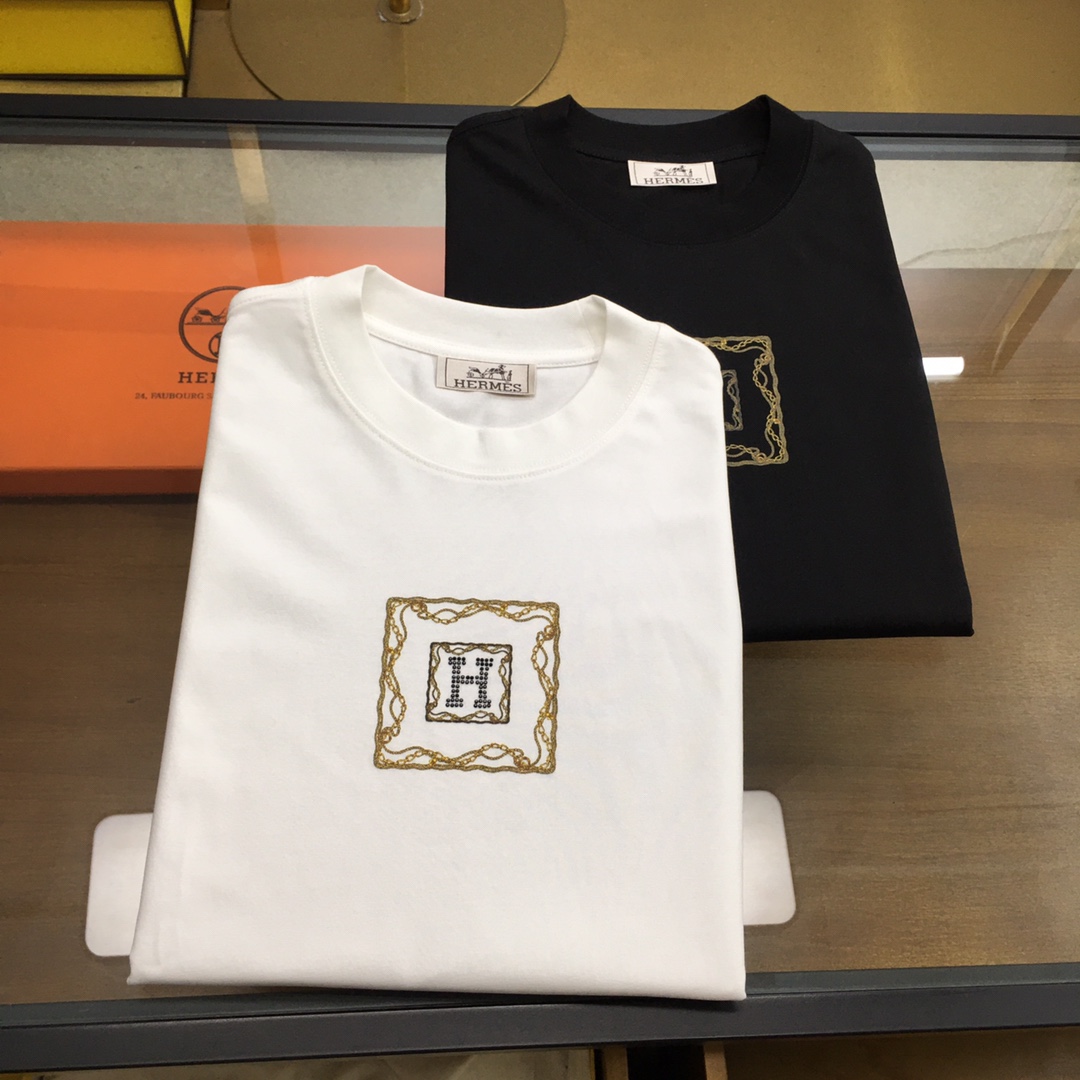 NO:469807,New product [Love...] The latest short-sleeved round-neck T-shirt in the first spring and summer counter in 2025, high-end customization, avant-garde and fashionable design!  Brand logo heavy craft design, high-end customized mercerated cloud cotton fabric, soft feel, comfortable to wear, exquisite counter-level car line, fine workmanship, invincible and handsome upper body effect!  A must-have item for handsome men!  The color is shown in the figure. Code number M-4XL, T-shirt,tees, t-shirt,alexander wang19860909新品【爱...】 2025春夏首发专柜最新款短袖圆领T恤 高端订制 设计前卫时尚！品牌logo重工艺设计 高端定制丝光云朵棉面料.手感柔软.穿着舒适.专柜级别精致车线.做工精细.上身效果无敌帅气！型男必备单品！ 颜色如图 码数M-4XL,,T-shirt,tees，t-shirt,alexander wang,Men's clothing