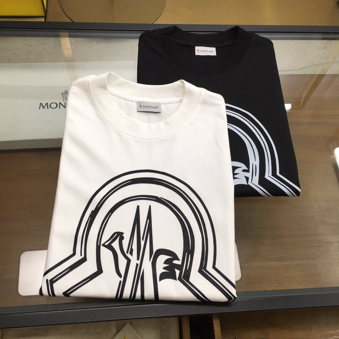 NO:469795,New product [Moncle...] The latest short-sleeved round-neck T-shirt in the first spring and summer counter in 2025, high-end customization, avant-garde and fashionable design!  Brand logo heavy craft design, high-end customized mercerated cloud cotton fabric, soft feel, comfortable to wear, exquisite counter-level car line, fine workmanship, invincible and handsome upper body effect!  A must-have item for handsome men!  The color is shown in the figure. Code number M-4XL, T-shirt,tees, t-shirt,alexander wang19860909新品【Moncle...】 2025春夏首发专柜最新款短袖圆领T恤 高端订制 设计前卫时尚！品牌logo重工艺设计 高端定制丝光云朵棉面料.手感柔软.穿着舒适.专柜级别精致车线.做工精细.上身效果无敌帅气！型男必备单品！ 颜色如图 码数M-4XL,,T-shirt,tees，t-shirt,alexander wang,Men's clothing