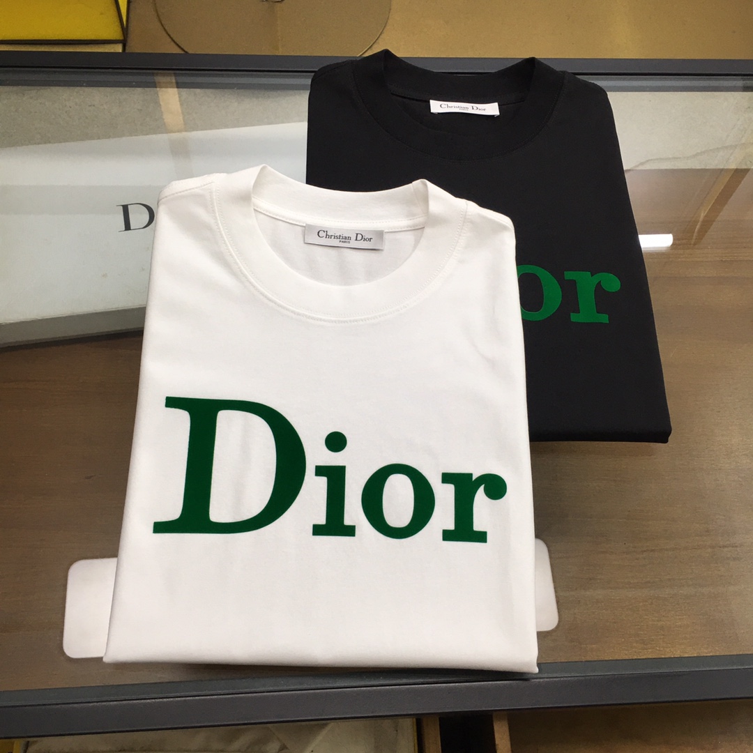 NO:469801,New product [Dio...] The latest short-sleeved round-neck T-shirt in the first spring and summer counter in 2025, high-end customization, avant-garde and fashionable design!  Brand logo heavy craft design, high-end customized mercerated cloud cotton fabric, soft feel, comfortable to wear, exquisite counter-level car line, fine workmanship, invincible and handsome upper body effect!  A must-have item for handsome men!  The color is shown in the figure. Code number M-4XL, dior, T-shirt,tees, t-shirt,alexander wang19860909新品【Dio...】 2025春夏首发专柜最新款短袖圆领T恤 高端订制 设计前卫时尚！品牌logo重工艺设计 高端定制丝光云朵棉面料.手感柔软.穿着舒适.专柜级别精致车线.做工精细.上身效果无敌帅气！型男必备单品！ 颜色如图 码数M-4XL,,dior,T-shirt,tees，t-shirt,alexander wang,Men's clothing