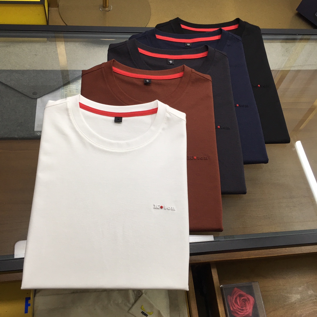 NO:474335,New counter product [Fend new product] Trading company channel products, famous, pure blood quality, official new product in 2025 spring and summer, high-end heart-wrenching thing!  Fend... Men's high-end business casual simple round neck long-sleeved T-shirt. Fashion with typical Italian style is quite exquisite in fabric selection and craftsmanship, which is very consistent with the brand's aesthetic tone. It is low-key and luxurious, elegant and noble. Every detail proves the brand's own sense of luxury. The chest is decorated with an iconic brand logo, which is a soul-like interpretation!  Customers provide top-quality Xinjiang long-length cotton fabrics, brand workshop ready-to-wear process fixed weaving and dyeing, extremely luxurious and special materials, all with superior fabric attributes, first-class texture, excellent skin-friendly, silky and delicate touch, and an invincible luxury enjoyment of the upper body, subverting the previous understanding of fabrics. In addition, the luster brought by the texture itself is quite high-end and superior!  The color matching is light and versatile, and the contrasting collar adds a fashionable tone and elegant feeling. The upper body has first-class effect and a strong sense of elegance. It is quite outstanding in both inner wear and single wear. It is both business and casual. The wardrobe has excellent business and leisure, and everyone has one!  Color black, white, royal blue, gray, reddish brown, size 48 50 52 54 56 Size data 48 shoulder width 44cm-bust 100cm-length 66cm 50 shoulder width 45cm-bust 104cm-length 68cm 52 shoulder width 46cm-bust 108cm-length 70cm 54 shoulder width 48cm-bust 112cm-length 72cm 56 shoulder width 50cm-bust 116cm-length 74cm,,fendi,tees,t-shirt,alexander wang19860909专柜新品【Fend新品】 贸易公司渠道臻品,系出名门,纯正血统品质,2025春夏官方新品,高级心水之物！Fend...男士高端商务休闲简约圆领长袖T恤.颇具意大利典型风格的时装,在面料选取和工艺方面都相当考究,极符合品牌美学基调,低调且奢华,优雅且高贵,每一个细节都在力证品牌自身的高级感,胸前饰有标志性品牌标识,属于灵魂式的诠释！客供顶级新疆长绒棉面料,品牌工坊成衣工序定织定染,极为奢华特殊的材质,面料属性皆为上乘,质感一流,亲肤性极佳,触感丝滑细腻,上身无敌的奢华享受,颠覆以往对于面料的认知,另外肌理本身所带来的光泽感颇为高级上乘！配色轻熟百搭,领部撞色增添了时髦腔调及优雅感,上身效果一流,儒雅气质感极强,无论内搭还是单穿都颇为出彩,商务休闲皆可,衣橱商务休闲绝佳的高出勤率,人手一件！ 颜色黑色 白色 宝蓝色 灰色 红棕 尺码48 50 52 54 56 尺码数据 48码肩宽44cm-胸围100cm-衣长66cm 50码肩宽45cm-胸围104cm-衣长68cm 52码肩宽46cm-胸围108cm-衣长70cm 54码肩宽48cm-胸围112cm-衣长72cm 56码肩宽50cm-胸围116cm-衣长74cm,,fendi,tees，t-shirt,alexander wang,Men's clothing