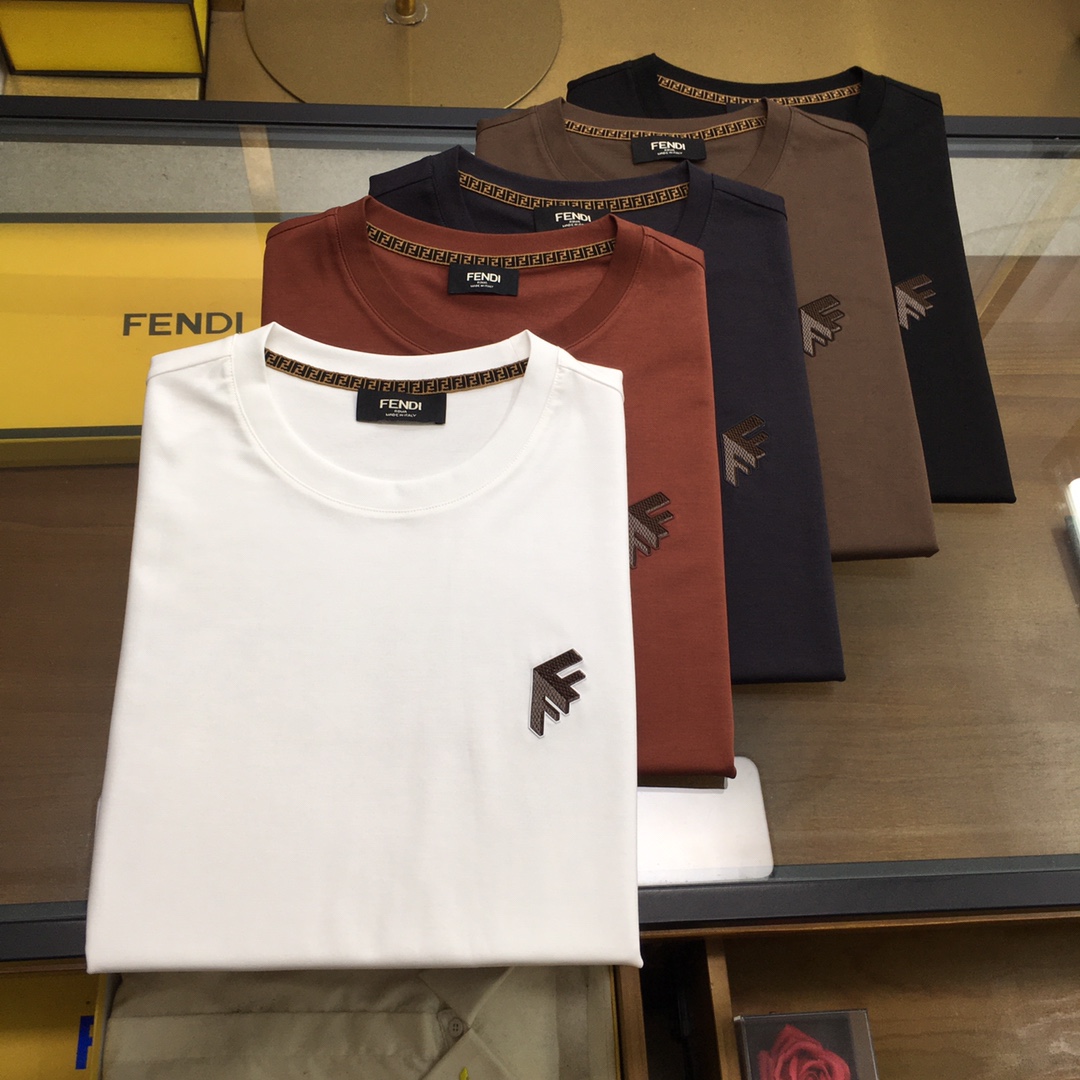 NO:474331,New counter product [Fend new product] Trading company channel products, famous, pure blood quality, official new product in 2025 spring and summer, high-end heart-wrenching thing!  Fend... Men's high-end business casual simple round neck long-sleeved T-shirt. Fashion with typical Italian style is quite exquisite in fabric selection and craftsmanship, which is very consistent with the brand's aesthetic tone. It is low-key and luxurious, elegant and noble. Every detail proves the brand's own sense of luxury. The chest is decorated with an iconic brand logo, which is a soul-like interpretation!  Customers provide top-quality Xinjiang long-length cotton fabrics, brand workshop ready-to-wear process fixed weaving and dyeing, extremely luxurious and special materials, all with superior fabric attributes, first-class texture, excellent skin-friendly, silky and delicate touch, and an invincible luxury enjoyment of the upper body, subverting the previous understanding of fabrics. In addition, the luster brought by the texture itself is quite high-end and superior!  The color matching is light and versatile, and the contrasting collar adds a fashionable tone and elegant feeling. The upper body has first-class effect and a strong sense of elegance. It is quite outstanding in both inner wear and single wear. It is both business and casual. The wardrobe has excellent business and leisure, and everyone has one!  Color black white brown gray red brown Size 48 50 52 54 56 Size data 48 shoulder width 44cm-bust 100cm-length 66cm 50 shoulder width 45cm-bust 104cm-length 68cm 52 shoulder width 46cm-bust 108cm-length 70cm 54 shoulder width 48cm-bust 112cm-length 72cm 56 shoulder width 50cm-bust 116cm-length 74cm, fendi,tees,t-shirt,alexander wang19860909专柜新品【Fend新品】 贸易公司渠道臻品,系出名门,纯正血统品质,2025春夏官方新品,高级心水之物！Fend...男士高端商务休闲简约圆领长袖T恤.颇具意大利典型风格的时装,在面料选取和工艺方面都相当考究,极符合品牌美学基调,低调且奢华,优雅且高贵,每一个细节都在力证品牌自身的高级感,胸前饰有标志性品牌标识,属于灵魂式的诠释！客供顶级新疆长绒棉面料,品牌工坊成衣工序定织定染,极为奢华特殊的材质,面料属性皆为上乘,质感一流,亲肤性极佳,触感丝滑细腻,上身无敌的奢华享受,颠覆以往对于面料的认知,另外肌理本身所带来的光泽感颇为高级上乘！配色轻熟百搭,领部撞色增添了时髦腔调及优雅感,上身效果一流,儒雅气质感极强,无论内搭还是单穿都颇为出彩,商务休闲皆可,衣橱商务休闲绝佳的高出勤率,人手一件！ 颜色黑色 白色 咖色 灰色 红棕 尺码48 50 52 54 56 尺码数据 48码肩宽44cm-胸围100cm-衣长66cm 50码肩宽45cm-胸围104cm-衣长68cm 52码肩宽46cm-胸围108cm-衣长70cm 54码肩宽48cm-胸围112cm-衣长72cm 56码肩宽50cm-胸围116cm-衣长74cm,,fendi,tees，t-shirt,alexander wang,Men's clothing