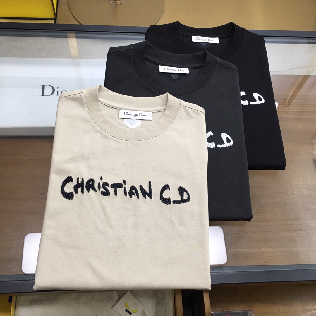 NO:474341,High-end quality 'Dio...r' code number 48-58 2025 spring and summer new style, casual round neck short-sleeved series, using mulberry silk and double-bright plain-patterned Xinjiang cotton fabric. The product has a skin-friendly and smooth texture, comfortable to wear, and the plain weaving makes the tool more breathable and cool in summer. Moreover, this fabric is very textured and is of high quality. The design adopts a classic business round neck and is combined with the precise three-dimensional embroidery logo design, making it more business and casual, and attends various formal occasions, business event banquets, and business office places.,,dior,T-shirt,alexander wang19860909高端品质 《Dio...r》码数48-58 2025春夏新款,休闲圆领短袖系列,采用桑蚕丝与双优平纹新疆棉面料,产品具有亲肤丝滑质地,穿着舒适,平纹织法使具在夏季更透气凉爽,,而且此面料非常有质感,实足上档次.设计上采用经典商务圆领,配合精准的立体刺绣logo设计,使其更商务休闲,出席各种正式场合、商务活动宴请、商务办公场所必备单品.,,dior,T-shirt,alexander wang,Men's clothing