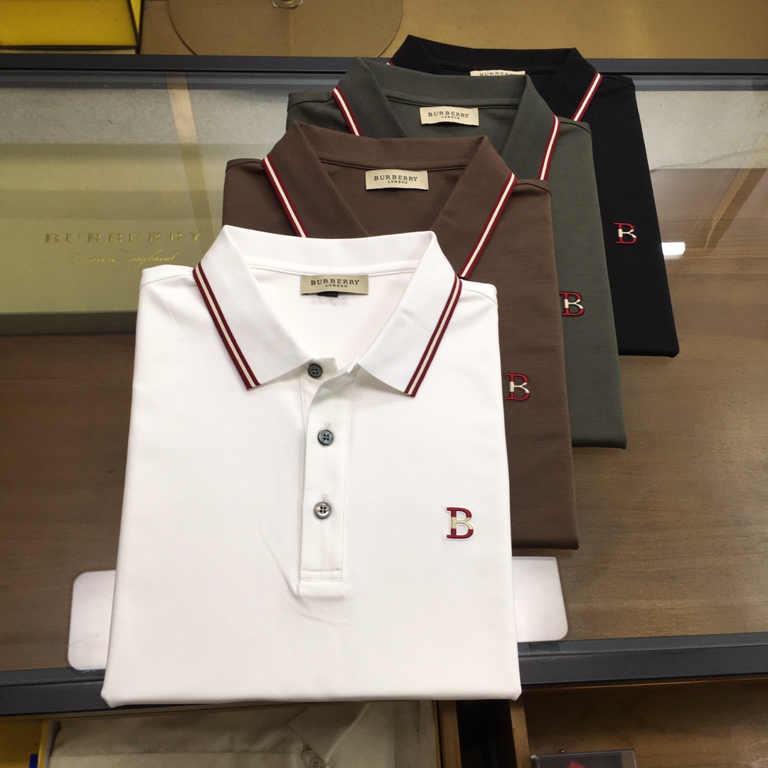 NO:474322,High-end POLO 'Ball..y' 2025 season new men's top lapel Polo shirt!  Classic business men's style, high-end men's style at the ceiling level of business men's style!  Simple, fashionable and elegant, single-wearing inner wear is decent, quality control/detail control takes away, low-key, luxurious and connotative!  Customer-supplied Dingjie Laiser mesh flooring cotton cloth is carefully made, the fabric surface is evenly arranged and neatly arranged, with excellent breathability and heat dissipation and sweat resistance, and the comfort level of the upper body is completely better than that of ordinary single-sided sweat cloth tissue!  The classic brand LOGO logo on the chest is created with top-level craftsmanship. The LOGO has three-dimensional, clear and full texture, and is an extraordinary product in the classic field whether it is inner wear or single wear!  The exquisite cutting process, the processing of every detail is very standard and delicate, and it is comparable to that of ordinary LOW products on the market. Men must enter the basic versatile Polo shirts!  Color four colors into size: 48-56, alexander wang19860909高端POLO 《Ball..y》 2025季新款男士顶级翻领Polo衫！经典商务男款,高端男装的天花板级别的商务男款！简约时尚大气不失优雅,单穿内搭体面过人,品质控/细节控的闭眼带走,低调又奢华有内涵！ 客供定织莱赛尔网眼珠地棉布精心制成,面料表面排列均匀整齐的网眼纹理,透气性和散热排汗性极佳,上身舒适程度完全优于普通单面汗布组织！胸前经典的品牌LOGO标识,采用顶级工艺打造,LOGO立体清晰饱满,质感非凡的特质,无论是内搭还是单穿都是一款经典领域的产品！精妙绝伦的裁剪工艺,每一个细节处理的非常标准细腻,非市面一般LOW货可以媲美的,男士必入基础百搭款Polo衫推荐！ 颜色四色入 尺码: 48-56,,alexander wang,Men's clothing