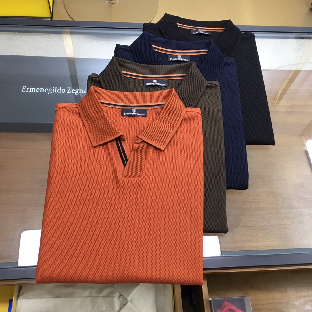 NO:474327,High-end POLO 'Zegn...' 2025 season new men's top lapel Polo shirt!  Classic business men's style, high-end men's style at the ceiling level of business men's style!  Simple, fashionable and elegant, single-wearing inner wear is decent, quality control/detail control takes away, low-key, luxurious and connotative!  Customer-supplied Dingjie Laiser mesh flooring cotton cloth is carefully made, the fabric surface is evenly arranged and neatly arranged, with excellent breathability and heat dissipation and sweat resistance, and the comfort level of the upper body is completely better than that of ordinary single-sided sweat cloth tissue!  The classic brand LOGO logo on the chest is created with top-level craftsmanship. The LOGO has three-dimensional, clear and full texture, and is an extraordinary product in the classic field whether it is inner wear or single wear!  The exquisite cutting process, the processing of every detail is very standard and delicate, and it is comparable to that of ordinary LOW products on the market. Men must enter the basic versatile Polo shirts!  Color four colors into size: 48-56, alexander wang19860909高端POLO 《Zegn...》 2025季新款男士顶级翻领Polo衫！经典商务男款,高端男装的天花板级别的商务男款！简约时尚大气不失优雅,单穿内搭体面过人,品质控/细节控的闭眼带走,低调又奢华有内涵！ 客供定织莱赛尔网眼珠地棉布精心制成,面料表面排列均匀整齐的网眼纹理,透气性和散热排汗性极佳,上身舒适程度完全优于普通单面汗布组织！胸前经典的品牌LOGO标识,采用顶级工艺打造,LOGO立体清晰饱满,质感非凡的特质,无论是内搭还是单穿都是一款经典领域的产品！精妙绝伦的裁剪工艺,每一个细节处理的非常标准细腻,非市面一般LOW货可以媲美的,男士必入基础百搭款Polo衫推荐！ 颜色四色入 尺码: 48-56,,alexander wang,Men's clothing