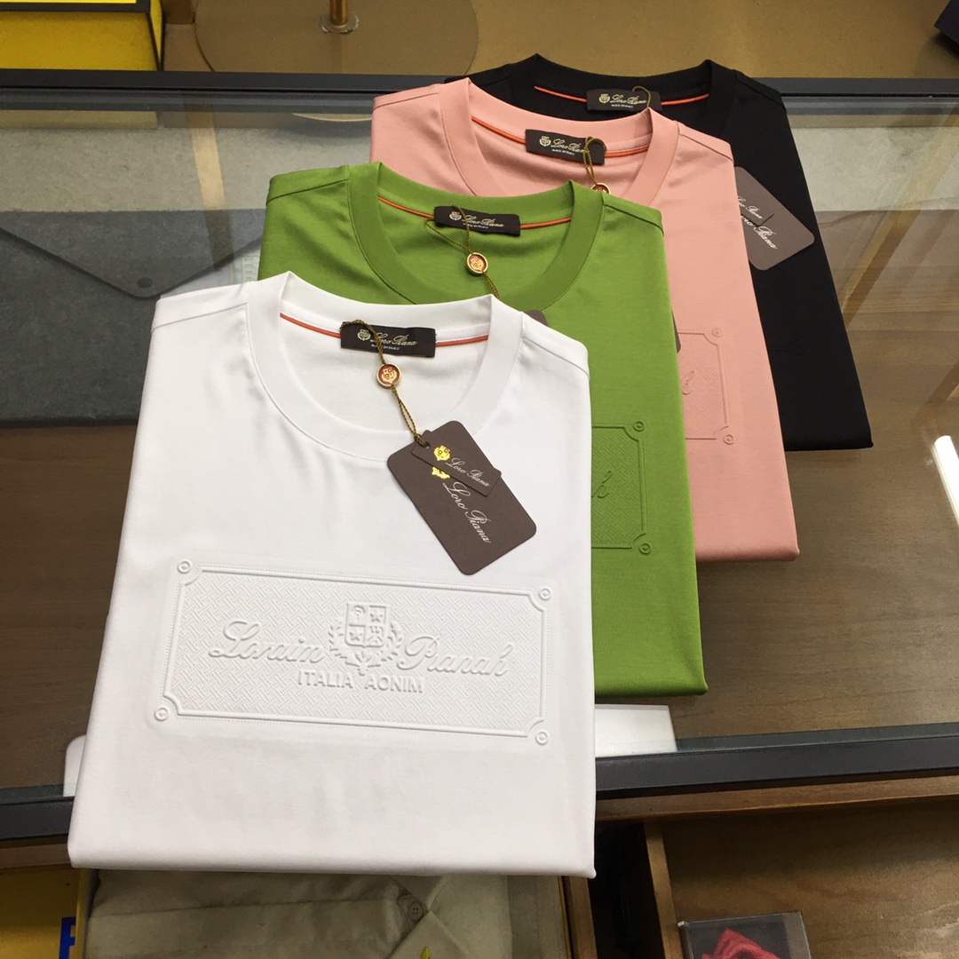 NO:469797,New counter products [LP new products] Trading company channel products, famous, pure blood quality, official new products for spring and summer 2025, high-end and heart-warming products!  Lo*o Pi*na men's high-end business casual simple round neck long-sleeved T-shirt. Fashion with typical Italian style, it is quite exquisite in fabric selection and craftsmanship, which is very consistent with the aesthetic tone of the LP family. It is low-key and luxurious, elegant and noble. Every detail proves the brand's own sense of luxury. The chest is decorated with an iconic brand logo, which is a soul-like interpretation!  Customers supply imported Egyptian long velvet cotton fabrics, Italian old-fashioned workshop ready-to-wear process fixed weaving and dyeing, extremely luxurious and special materials, all with superior fabric attributes, first-class texture, excellent skin-friendly, silky and delicate touch, and an invincible luxury enjoyment of the upper body, subverting the previous understanding of fabrics. In addition, the luster brought by the texture itself is quite high-end and superior!  The color matching is light and versatile, and the contrasting collar adds a fashionable tone and elegant feeling. The upper body has first-class effect and a strong sense of elegance. It is quite outstanding in both inner wear and single wear. It is both business and casual. The wardrobe has excellent business and leisure, and everyone has one!  Color black white pink green Size 48 50 52 54 56 Size data 48 shoulder width 44cm-bust 100cm-length 66cm 50 shoulder width 45cm-bust 104cm-length 68cm 52 shoulder width 46cm-bust 108cm-length 70cm 54 shoulder width 48cm-bust 112cm-length 72cm 56 shoulder width 50cm-bust 116cm-length 74cm, loro piana,tees,t-shirt,alexander wang19860909专柜新品【LP新品】 贸易公司渠道臻品,系出名门,纯正血统品质,2025春夏官方新品,高级心水之物！Lo*o Pi*na男士高端商务休闲简约圆领长袖T恤.颇具意大利典型风格的时装,在面料选取和工艺方面都相当考究,极符合LP家族美学基调,低调且奢华,优雅且高贵,每一个细节都在力证品牌自身的高级感,胸前饰有标志性品牌标识,属于灵魂式的诠释！客供进口埃及长绒棉面料,意大利老牌工坊成衣工序定织定染,极为奢华特殊的材质,面料属性皆为上乘,质感一流,亲肤性极佳,触感丝滑细腻,上身无敌的奢华享受,颠覆以往对于面料的认知,另外肌理本身所带来的光泽感颇为高级上乘！配色轻熟百搭,领部撞色增添了时髦腔调及优雅感,上身效果一流,儒雅气质感极强,无论内搭还是单穿都颇为出彩,商务休闲皆可,衣橱商务休闲绝佳的高出勤率,人手一件！ 颜色黑色 白色 粉色 绿色 尺码48 50 52 54 56 尺码数据 48码肩宽44cm-胸围100cm-衣长66cm 50码肩宽45cm-胸围104cm-衣长68cm 52码肩宽46cm-胸围108cm-衣长70cm 54码肩宽48cm-胸围112cm-衣长72cm 56码肩宽50cm-胸围116cm-衣长74cm,,loro piana,tees，t-shirt,alexander wang,Men's clothing