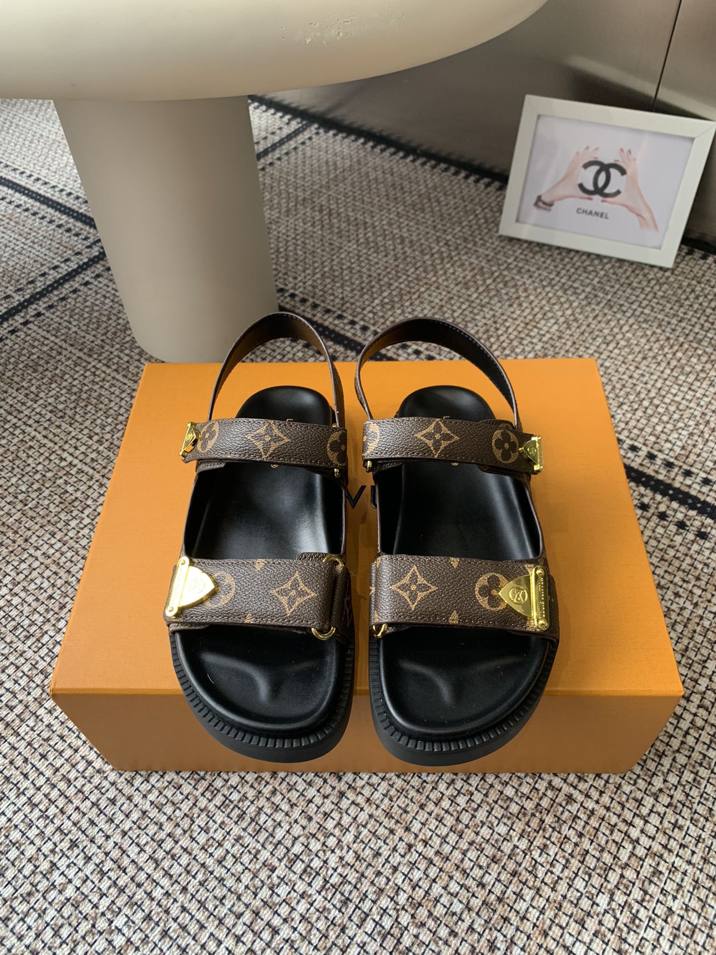 NO:409559,LV 2025ss Spring and Summer New Style Full Beach Style The whole pair of shoes is purchased and developed and created by ZP, all customized materials, exclusive mold opening sole, all details are shipped together, and even the packaging is the same as the genuine one. Size: 35-46 (45.46 custom made without return or replacement), slippers and sandals, louis vuitton, sandals, slippers19860909LV 2025ss春夏新款 满满的沙滩风情 整双鞋子采购Zp开发打造,全部定制材料,独家开模大底,细节全部对版出货,连包装也做到跟正品一样.码数:35-46（45.46订做不退不换）,拖鞋凉鞋,louis vuitton,sandals,slippers,Women's Shoes