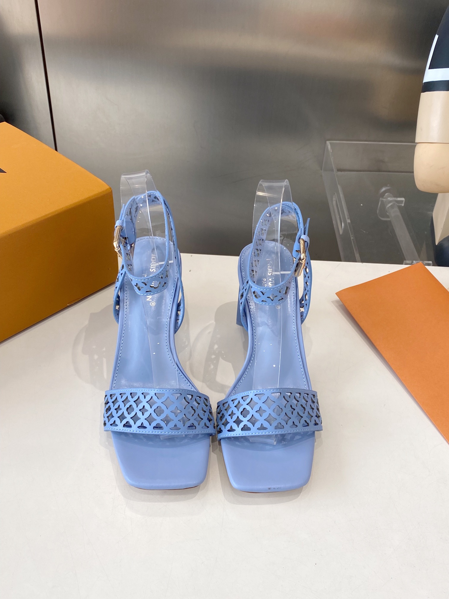 NO:404268,Explosive﹌﹌LV sandal series Latest counter hits Top version Rubber Double-layer genuine leather sole ■Original repurchase Disassembly 1.1 replica Hollow design combined with plum blossom heel Perfect fabric Calfskin Inner Sheepskin Three colors available, 35/42, high heels sandals, louis vuitton, sandals, high heels, cowhide, sheepskin19860909劲爆﹌﹌LV凉鞋系列 最新专柜爆款 顶级版本 橡胶 双层真皮底 ■原版回购 拆解1.1复刻 镂空设计与梅花跟结合 完美 面料 小牛皮 内里 羊皮 三色可选,35/42,高跟鞋凉鞋,louis vuitton,sandals,high heels,cowhide,sheepskin,Women's Shoes