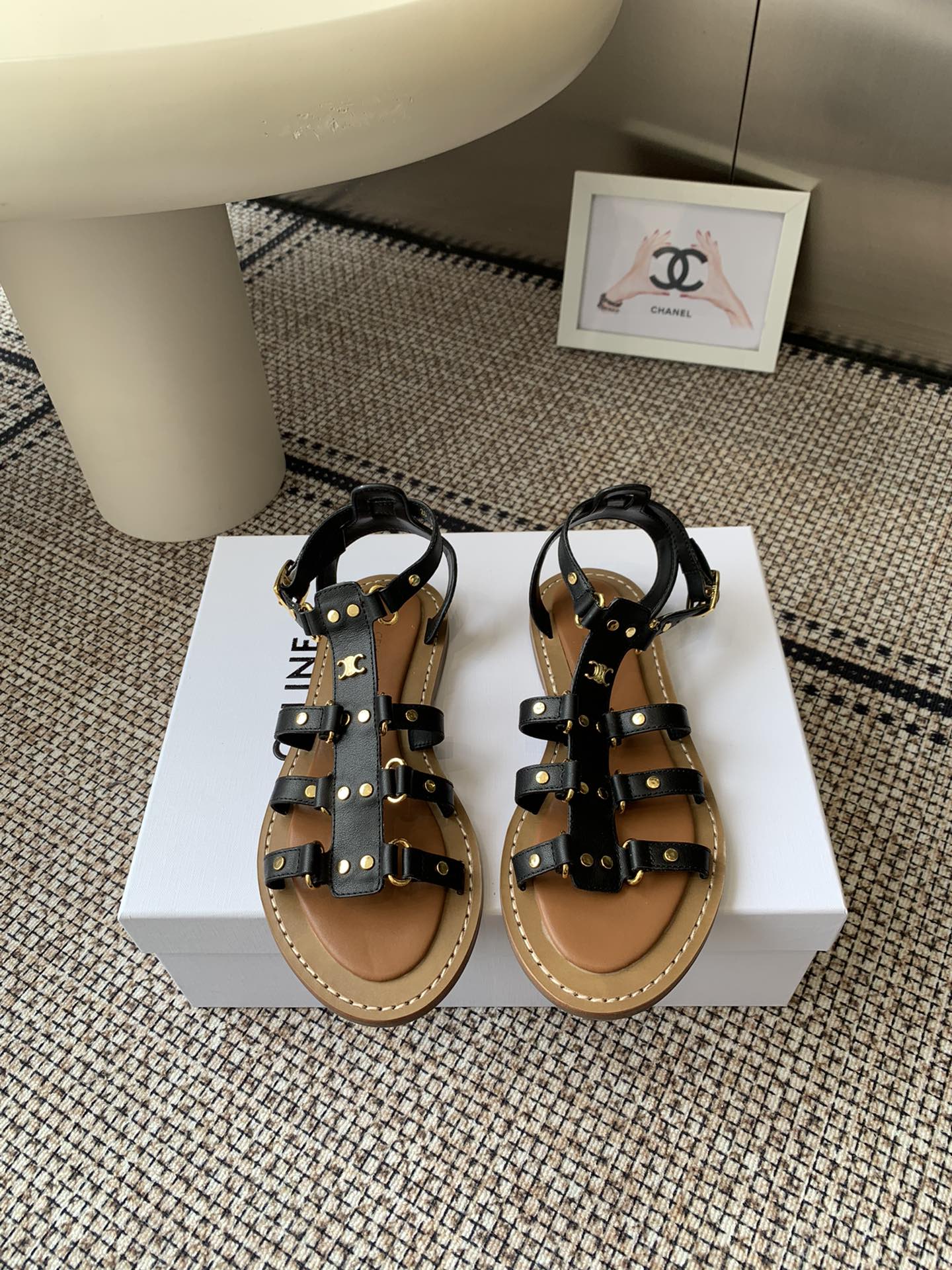 NO:511965,Celine New Roman sandals in summer. The retro point brings a full sense of fashionable appearance, and the highest output is simple, elegant and fashionable, durable and timeless. It is the classic of the fashion circle that never fades. Retro British style allows you to wear a different temperament. Fabric cowhide, inner cowhide/midsole cowhide Original outsole rubber plus leather edge barcode number 35-40 (customized for 40), sandals, celine, sandals, cowhide19860909Celine 思琳 夏季新款罗马凉鞋 复古的点上带上了满分时髦感颜值,依旧最高输出 简约大气时髦 耐看不过时 是时尚圈永不退潮的经典所在 复古的英伦风格 让你穿出不一样的气质 面料牛皮 内里牛皮/中底牛皮 原版大底橡胶加真皮沿条码数35-40（40定做）,凉鞋,celine,sandals,cowhide,Women's Shoes