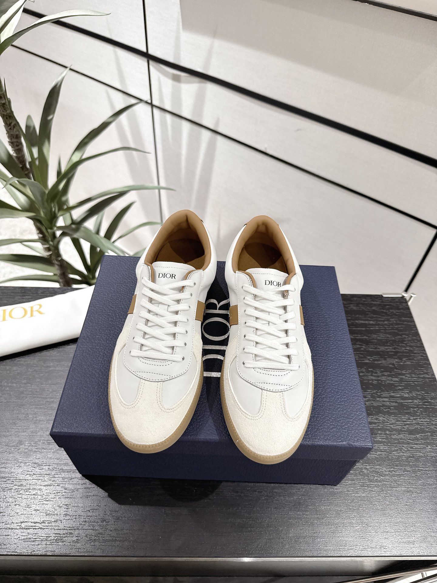 NO:402257,Purchase grade Dior couples C ‘est 25ss new casual shoes sports shoes shoes white shoes show a conspicuous and fashionable style. Carefully crafted, the upper design style is super fashionable, and the details also add a touch of elegant temperament. Light two-color soles are extremely comfortable and show the charm of sports style. They can add fashionable temperament to various casual styles. The tongue and sole are decorated with the Christian Paris logo, Niu Jing with cowhide design style Size women 35-40 (40 custom-made non-return and exchange) Men 39-45 (45 custom-made non-return and exchange), casual shoes/sports, dior, dior, sneakers, cowhide19860909代购级 迪奥Dior 情侣款C ‘ est 25ss 新款休闲鞋运动鞋板鞋小白鞋 彰显醒目而时尚的风范.精心制作,鞋面设计风格搭配超级时尚,细节也增添一丝优雅气质. 轻盈的双色 鞋底舒适非凡,彰显运动风格的魅力.可为各式休闲造型增添时尚气质. 鞋舌和鞋底饰以 Christian Paris 标志,牛京搭配牛皮设计风格 Size女35-40（40定做不退换） 男39-45（45定做不退换）,休闲鞋/运动鞋,dior,dior,sneakers,cowhide,Women's Shoes