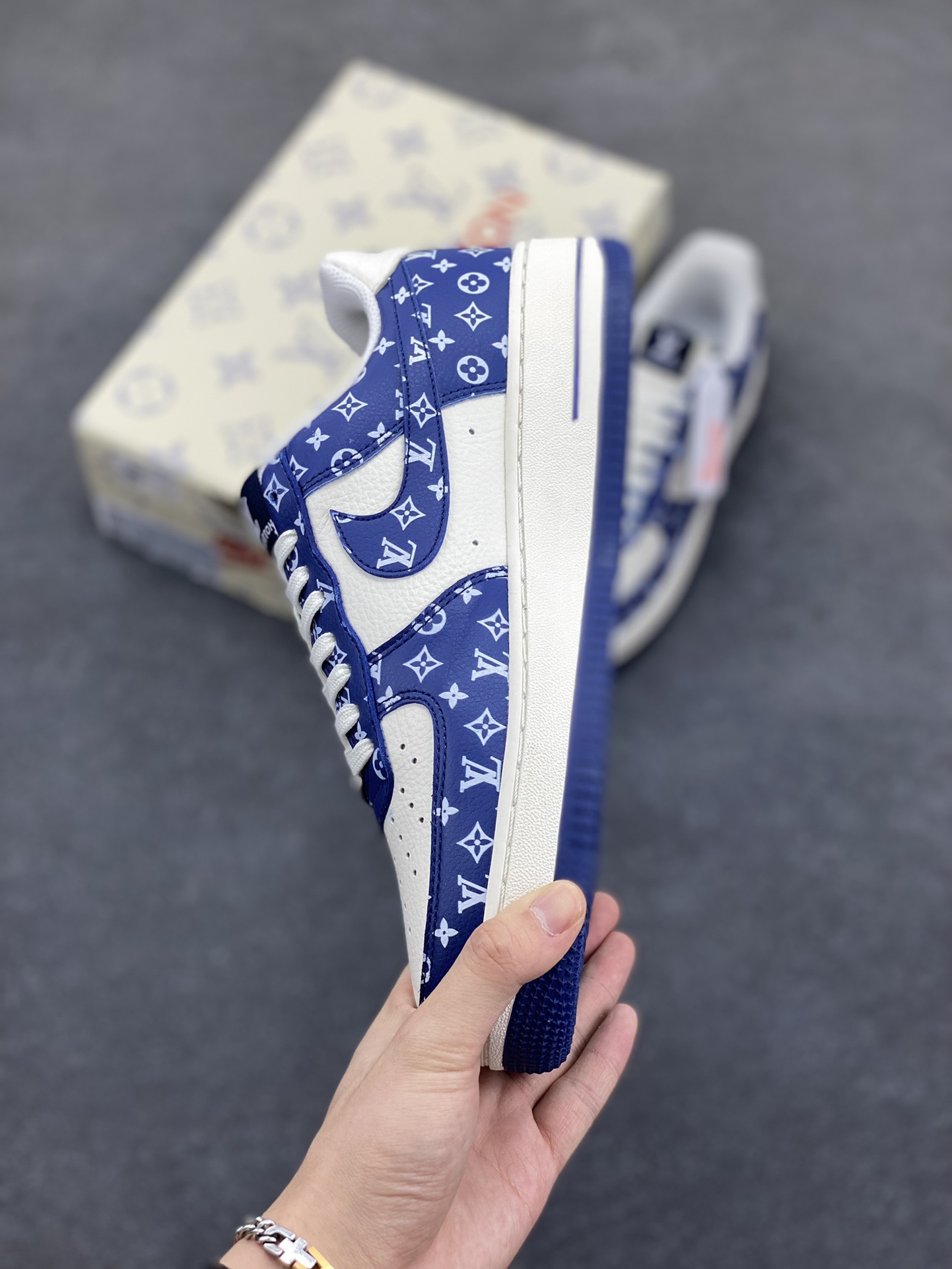 图片[3]-NIke Air Force 1 \’07 Low LV联名-白蓝小白勾 空军一号低帮 运动鞋 休闲鞋 折边针车 工艺难度大 原楦头原纸板 原装鞋盒 定制五金配件 内置全掌气垫 原厂鞋底 货号：LW9279-008 尺码：36 36.5 37.5 38 38.5 39 40 40.5 41 42 42.5 43 44 44.5 45-选品中心