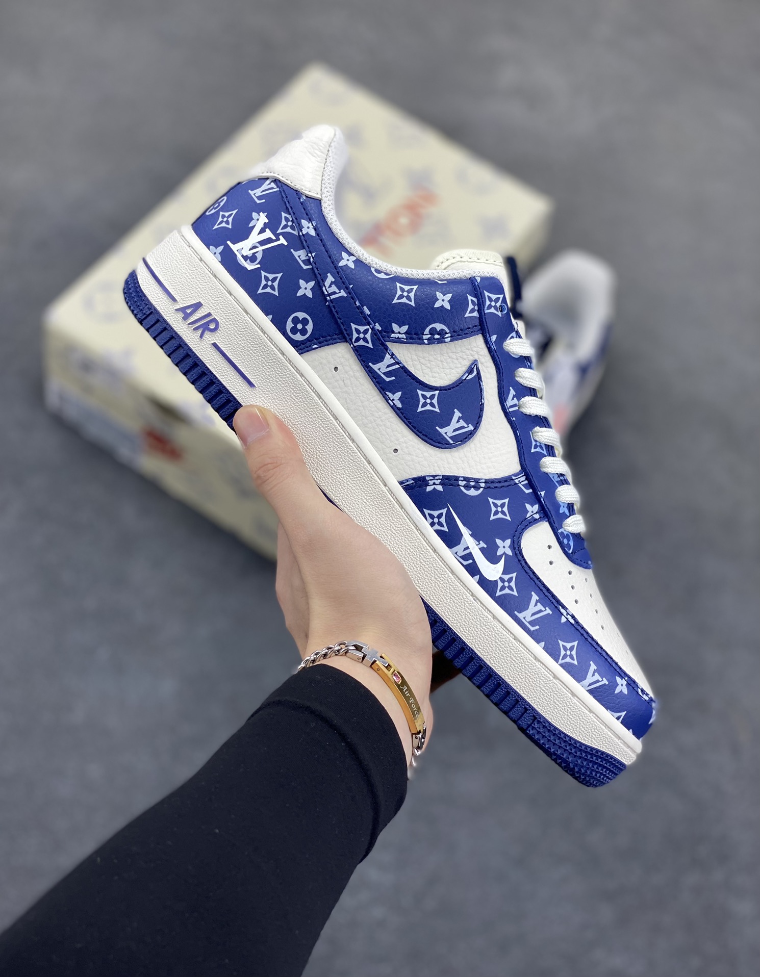 NIke Air Force 1 \’07 Low LV联名-白蓝小白勾 空军一号低帮 运动鞋 休闲鞋 折边针车 工艺难度大 原楦头原纸板 原装鞋盒 定制五金配件 内置全掌气垫 原厂鞋底 货号:LW9279-008 尺码:36 36.5 37.5 38 38.5 39 40 40.5 41 42 42.5 43 44 44.5 45-选品中心